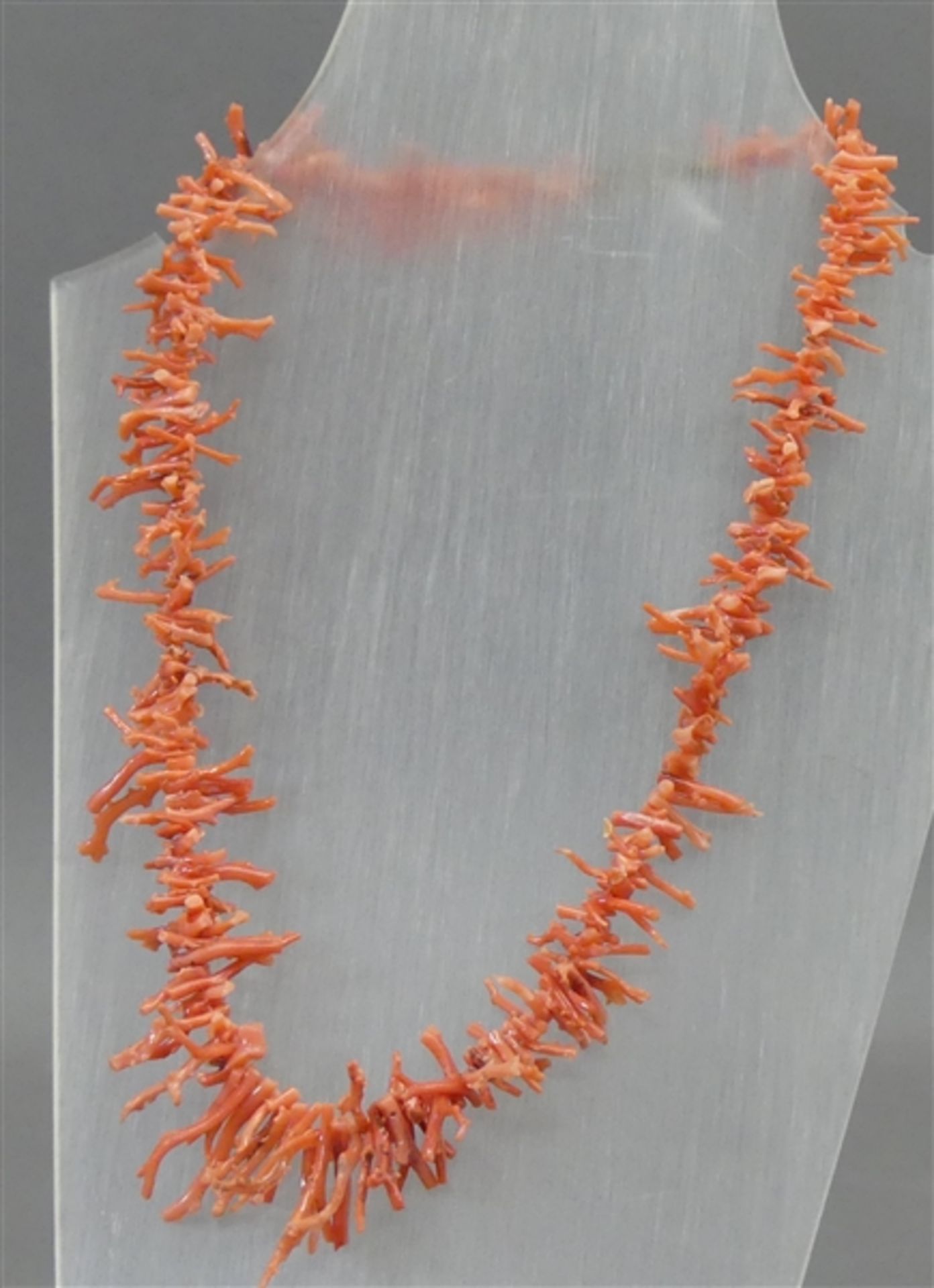 Halskette Korallstückchen im Verlauf, l 43 cm,
