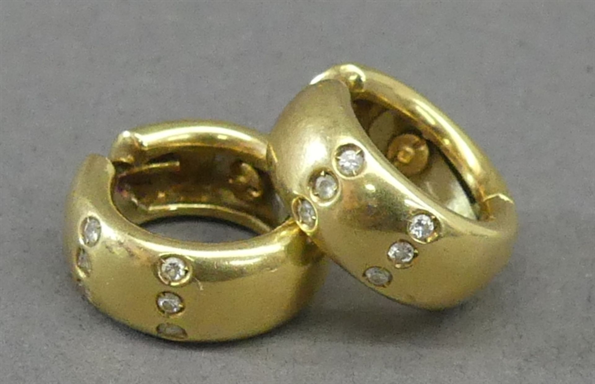 Paar Creolen 18 kt. Gelbgold, besetzt mit 12 kleinen Diamanten, zusammen ca 11g, d 1,5 cm,
