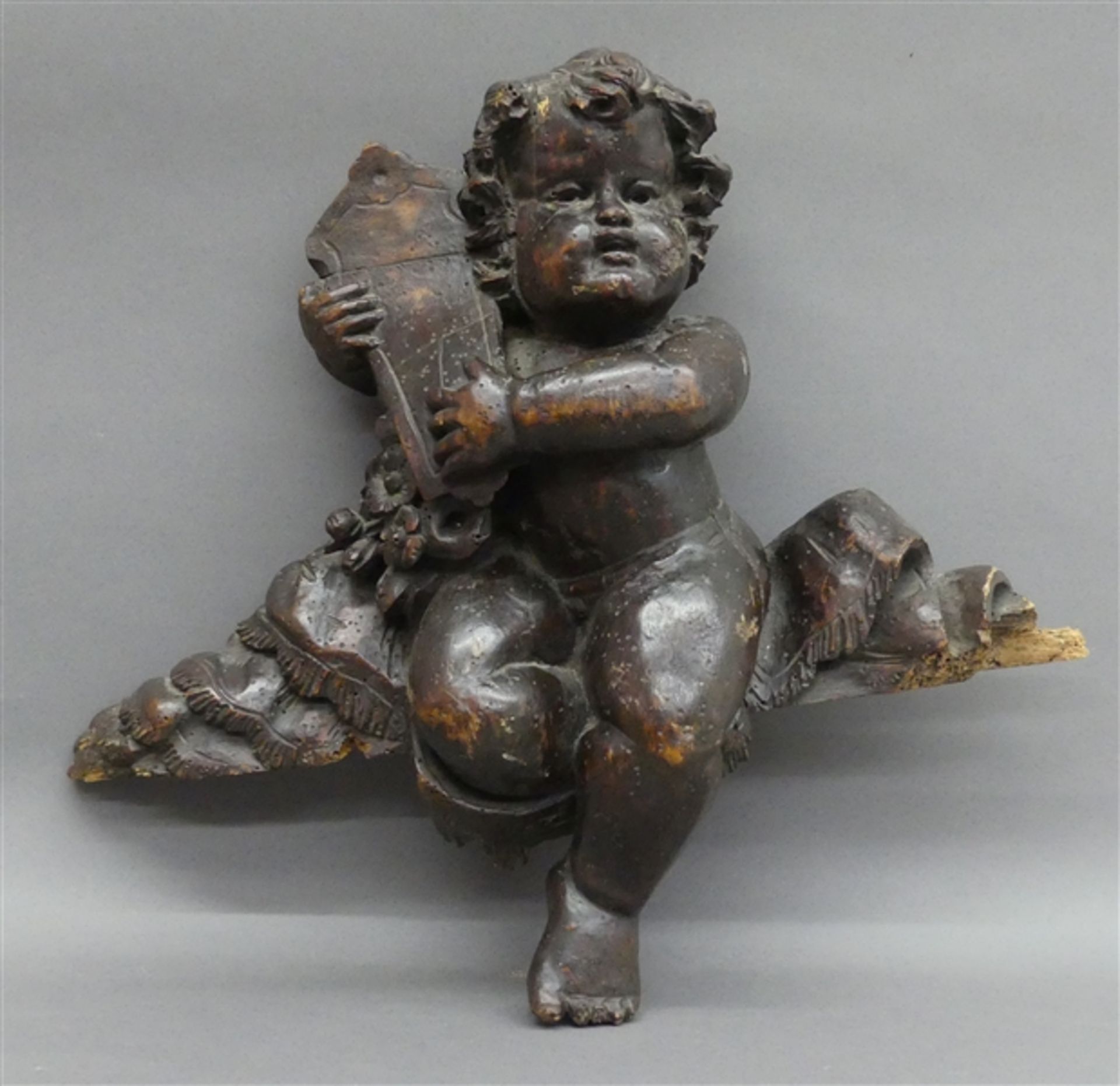 Barockskulptur, 18. Jh. Holz, Putto mit Wappenschild, Teile fehlen, Supraportendarstellung,