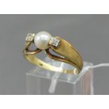 Damenring 14 kt. Gelbgold, 1 Zuchtperle, 2 kl. Diamanten, durchbrochen gearbeitet, ca. 4 g schwer,