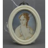 Miniatur auf Elfenbein, gemalt, "Dame mit einer Teetasse", rechts unleserlich signiert, oval, im