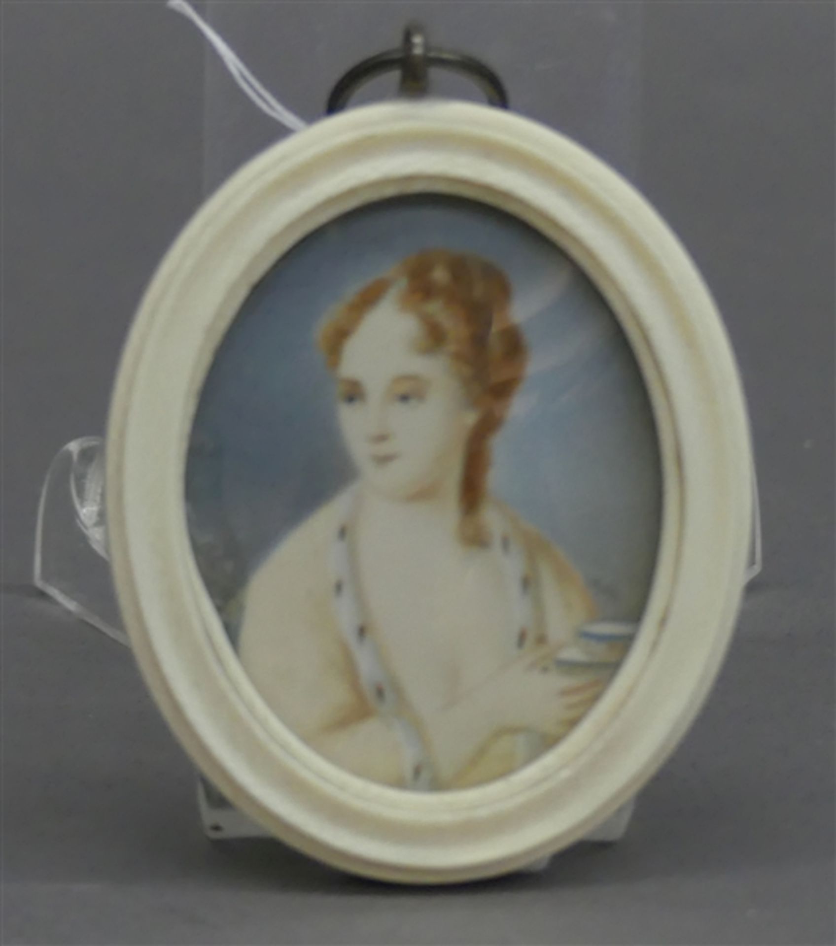 Miniatur auf Elfenbein, gemalt, "Dame mit einer Teetasse", rechts unleserlich signiert, oval, im