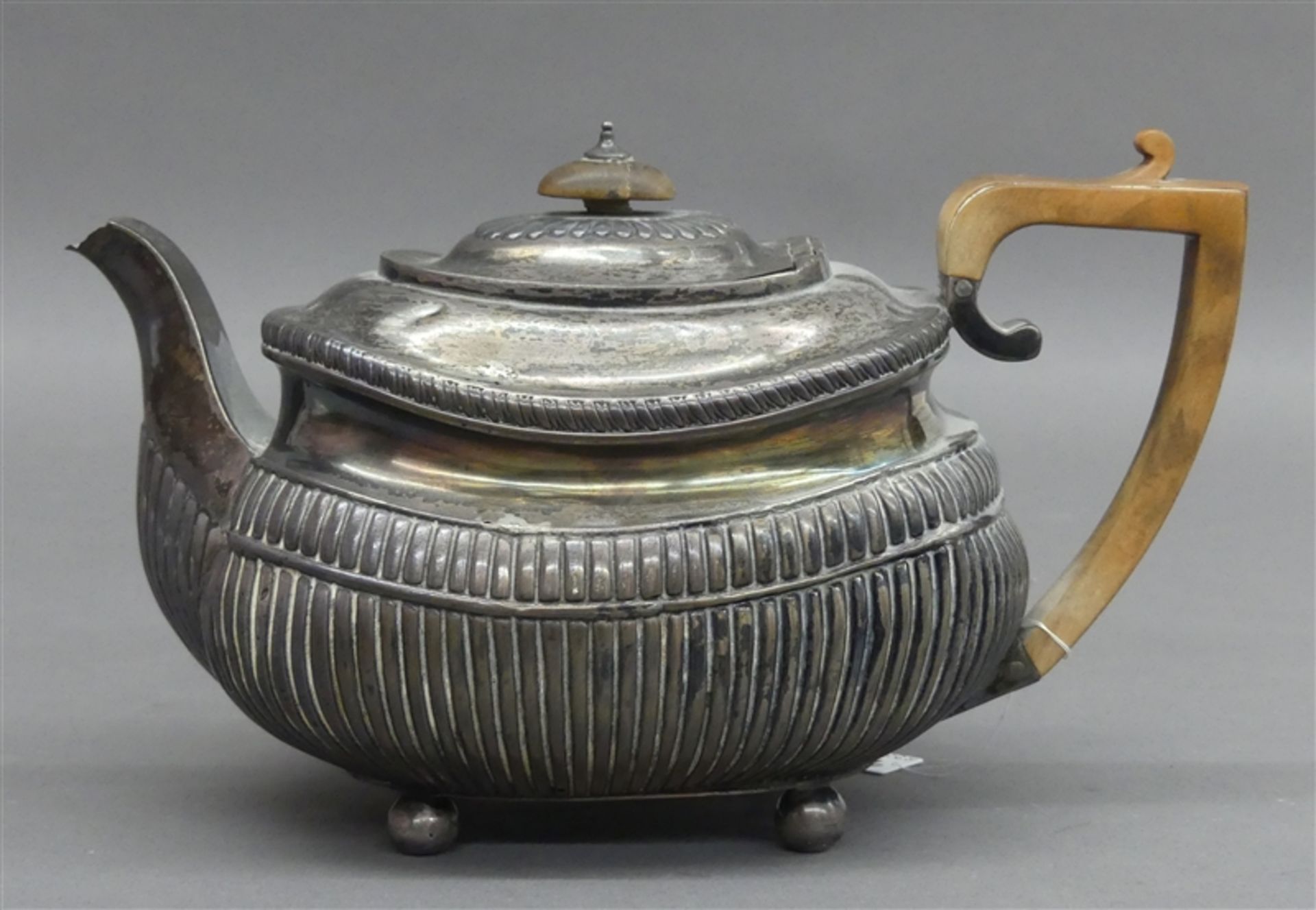 Teekanne England, um 1820, Silber, Holzgriff, klassischer Dekor, bestoßen, Standfüßchen, h 16 cm,