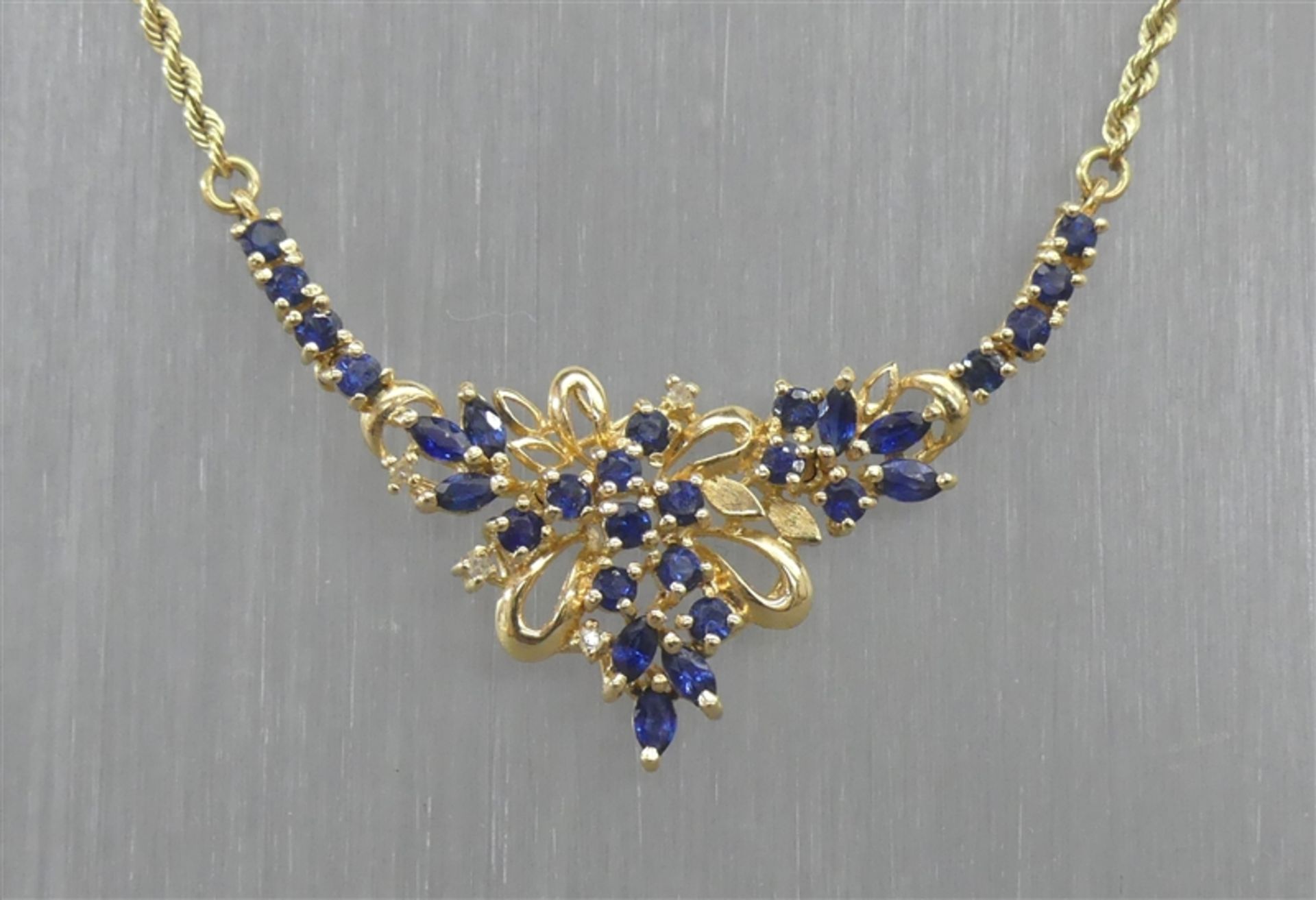 Collier 14 kt. Gelbgold, besetzt mit 29 Saphiren, 4 kleine Brillanten, Krampenfassung, durchbrochen