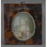 Miniatur auf Elfenbein, gemalt, "Dame mit einem Blumenkorb", oval, im Schildpatträhmchen, Glas und