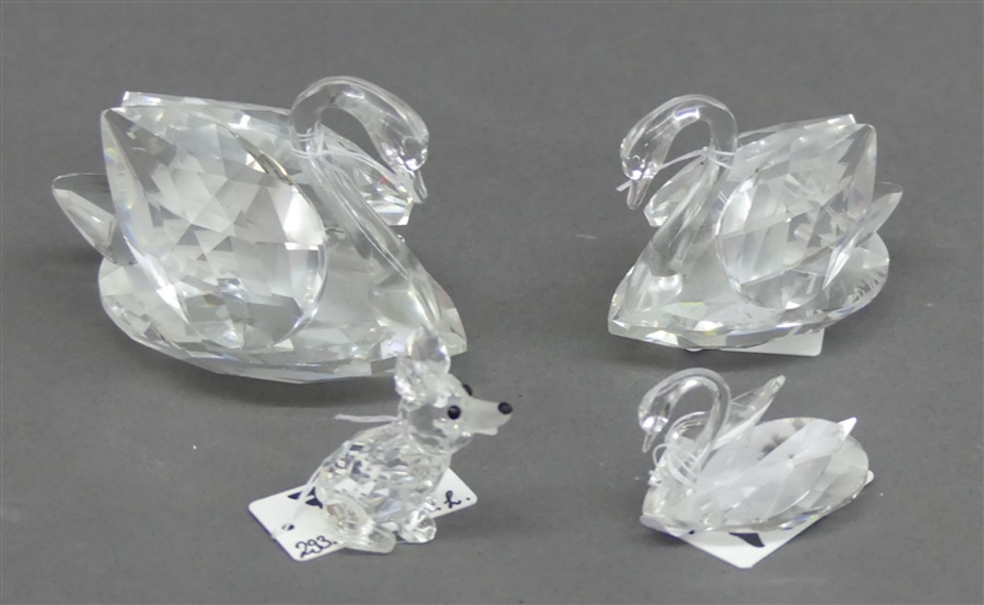 Konvolut 4 Swarovski Figuren, kleiner Fuchs (beschädigt), 3 Schwäne in verschiedenen Größen,