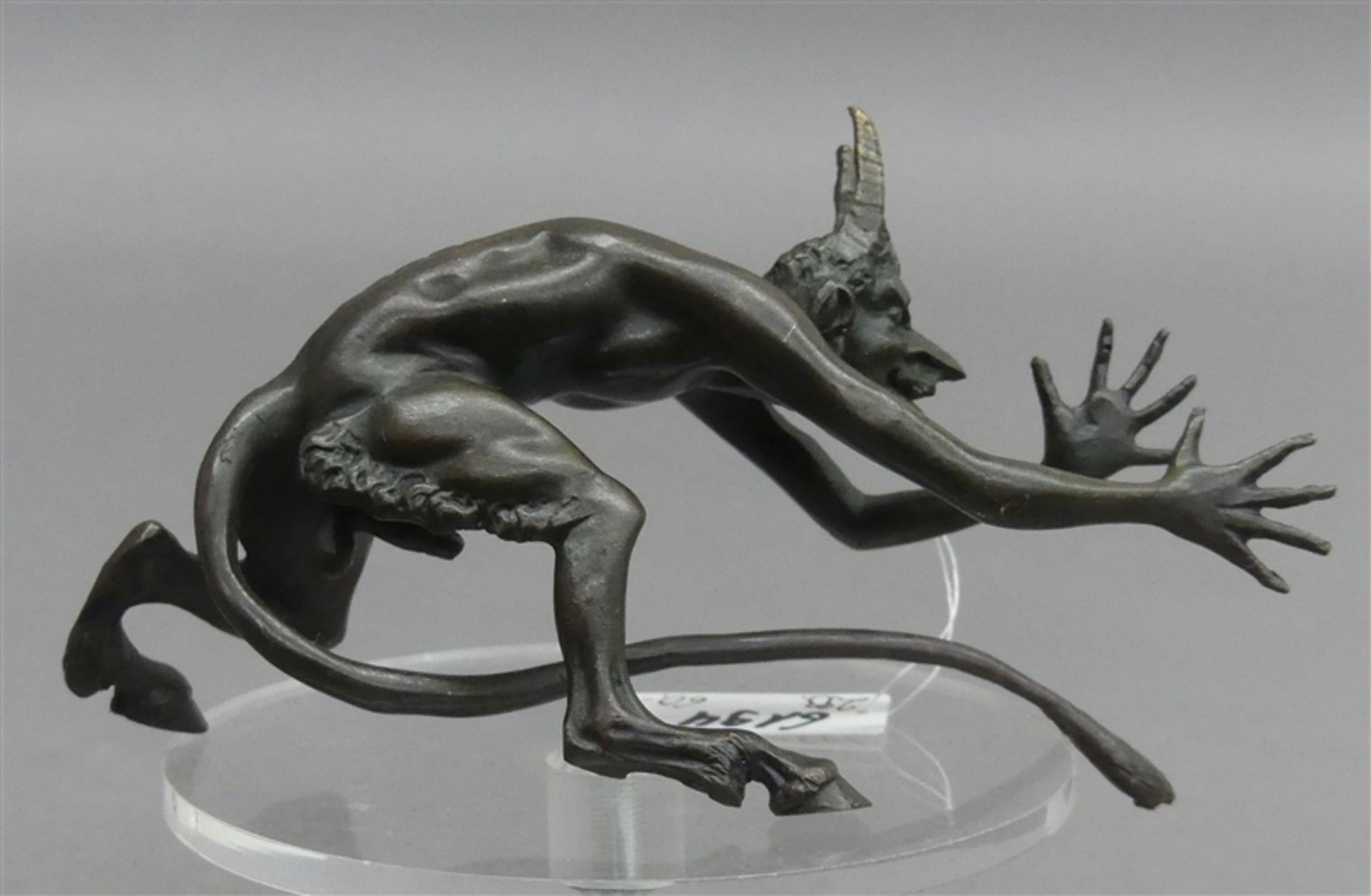 Wiener Bronze stehende Teufelsskulptur, erotische Darstellung, um 1900, h 8 cm, b 13 cm,