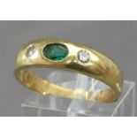 Damenring 18 kt. Gelbgold, mittig 1 ovaler Smaragd, 2 Brillanten zusammen ca 0,10 ct., ca 6g, RM