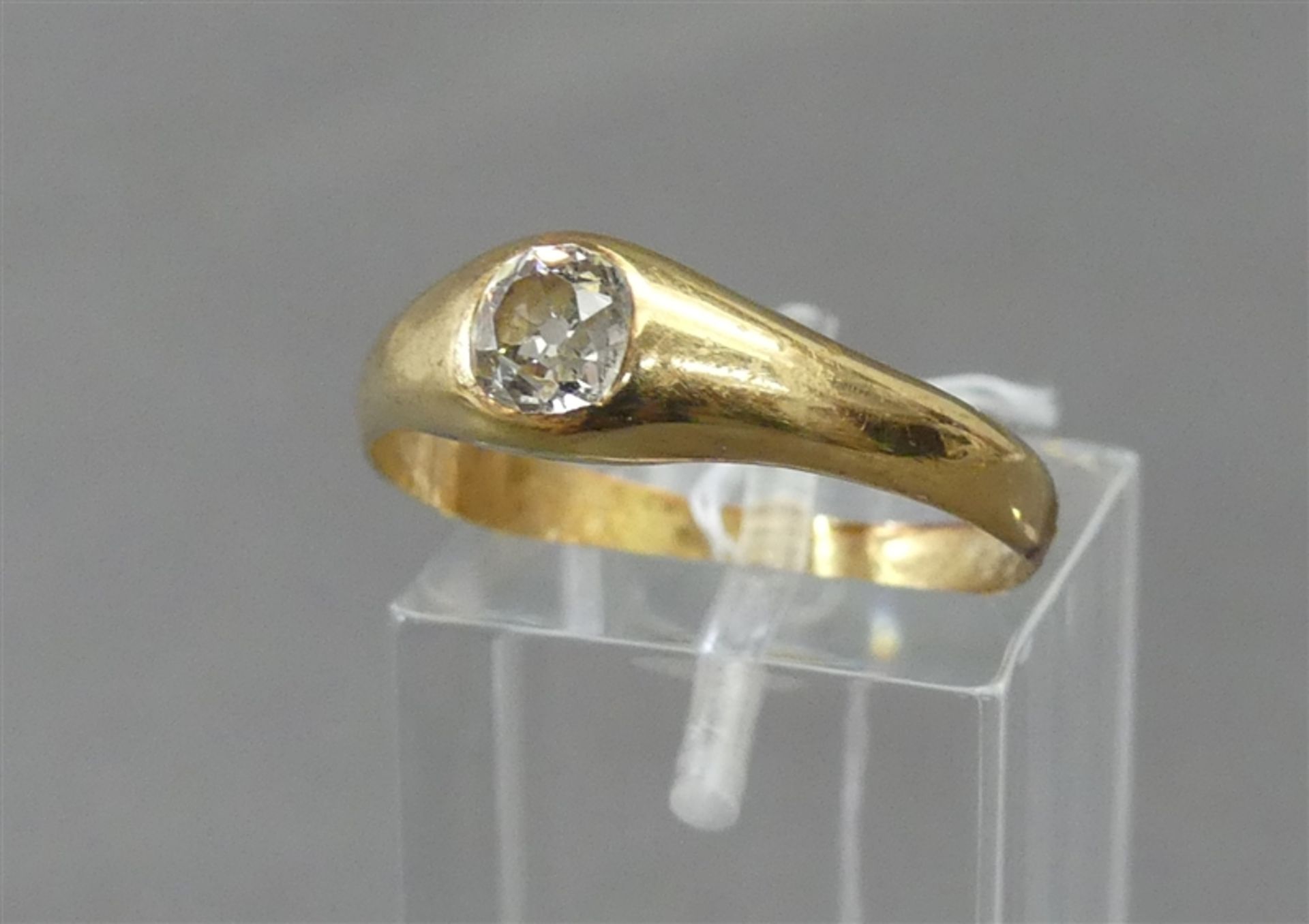 Herrenring 14 kt. Gelbgold, 1 Diamantsolitär, Altschliff, ca 0,45 ct., weiß, ca 4g, RM 65,