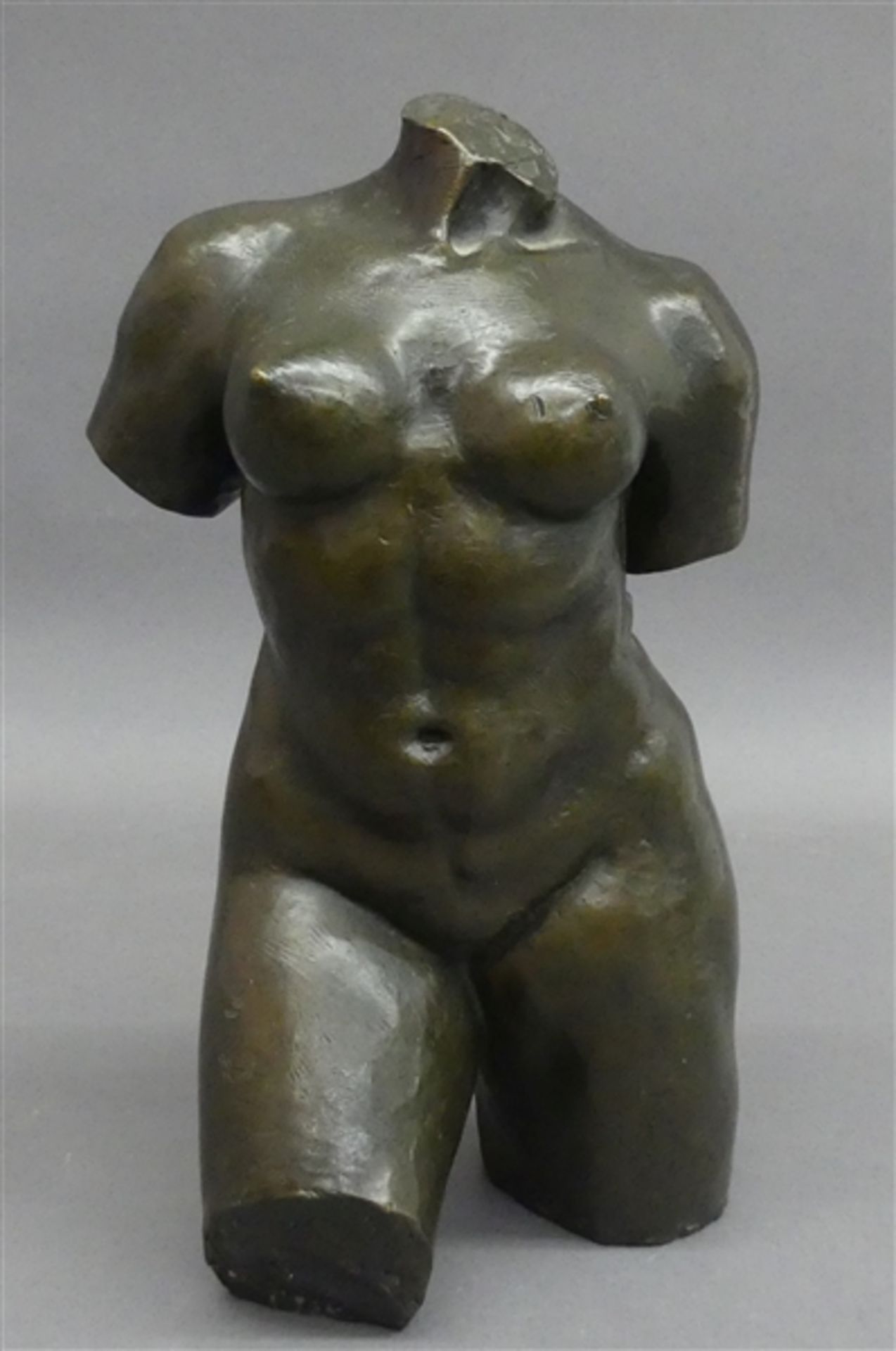 Bronzeskulptur weiblicher Torso, grünliche Patina, 20. Jh., h 31 cm,