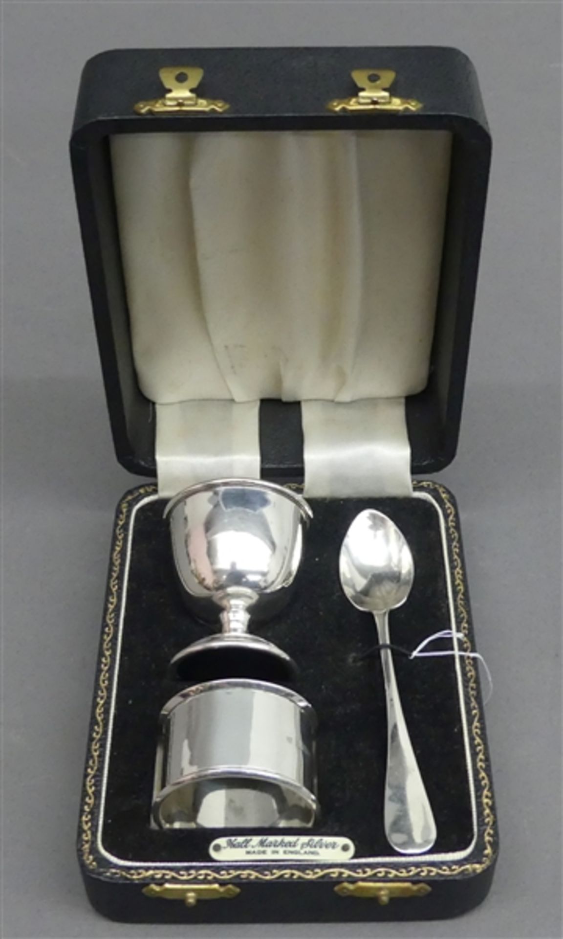 Taufgeschenk Silber, England, Birmingham, punziert, 1 Eierbecher mit Löffel, 1 Serviettenring, im