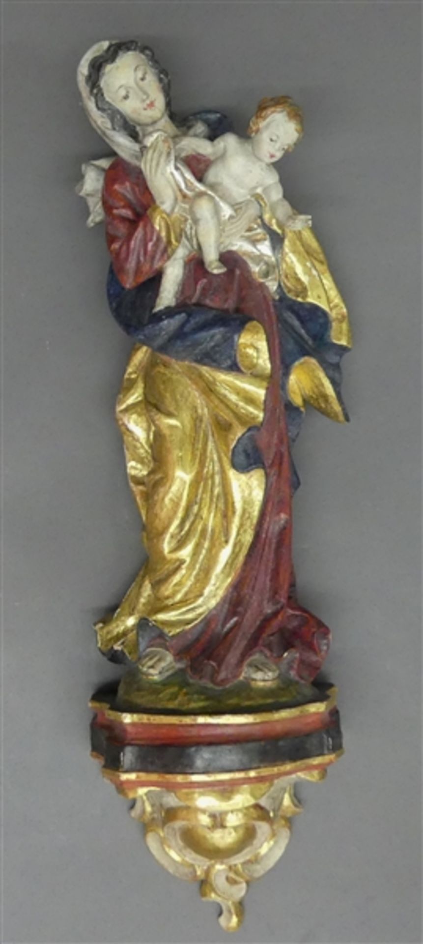 Holzskulptur Madonna mit Jesuskind, gefasst, um 1960, auf gefasster Holzkonsole, Gesamthöhe 55 cm,