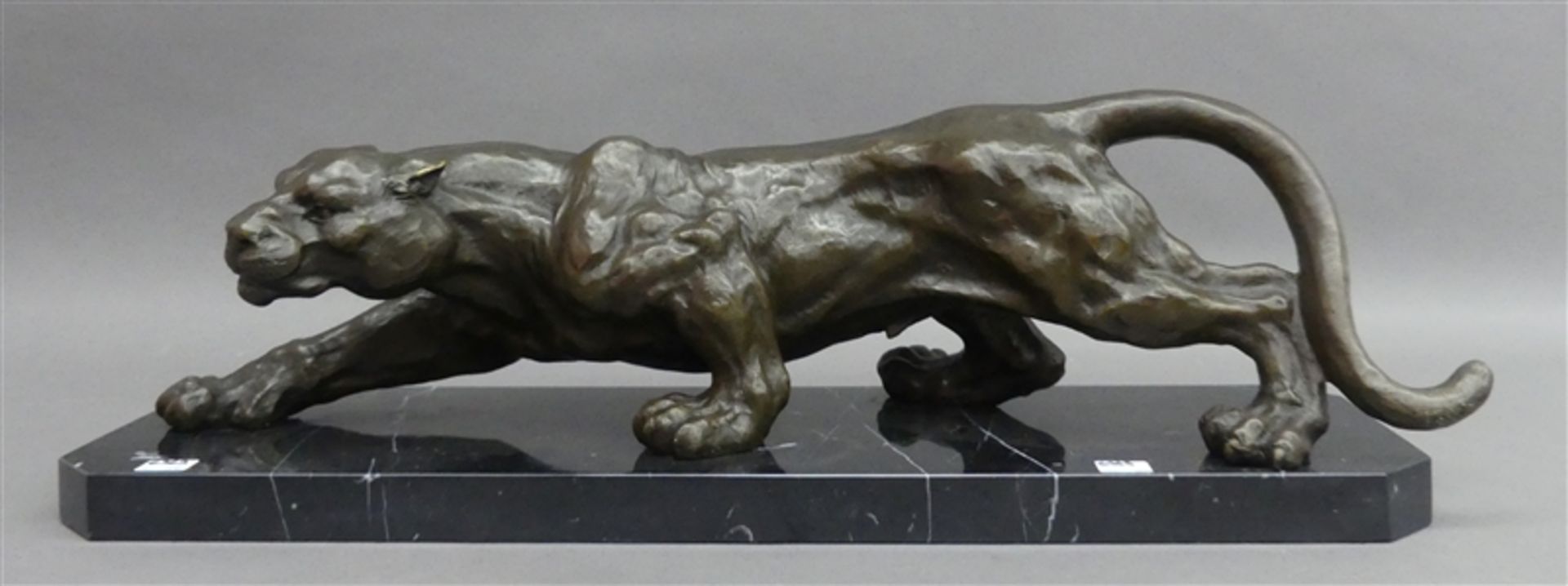 Bronzefigur 20. Jh., Panther auf der Jagd, auf Marmorsockel, h gesamt 19 cm, l 61 cm,