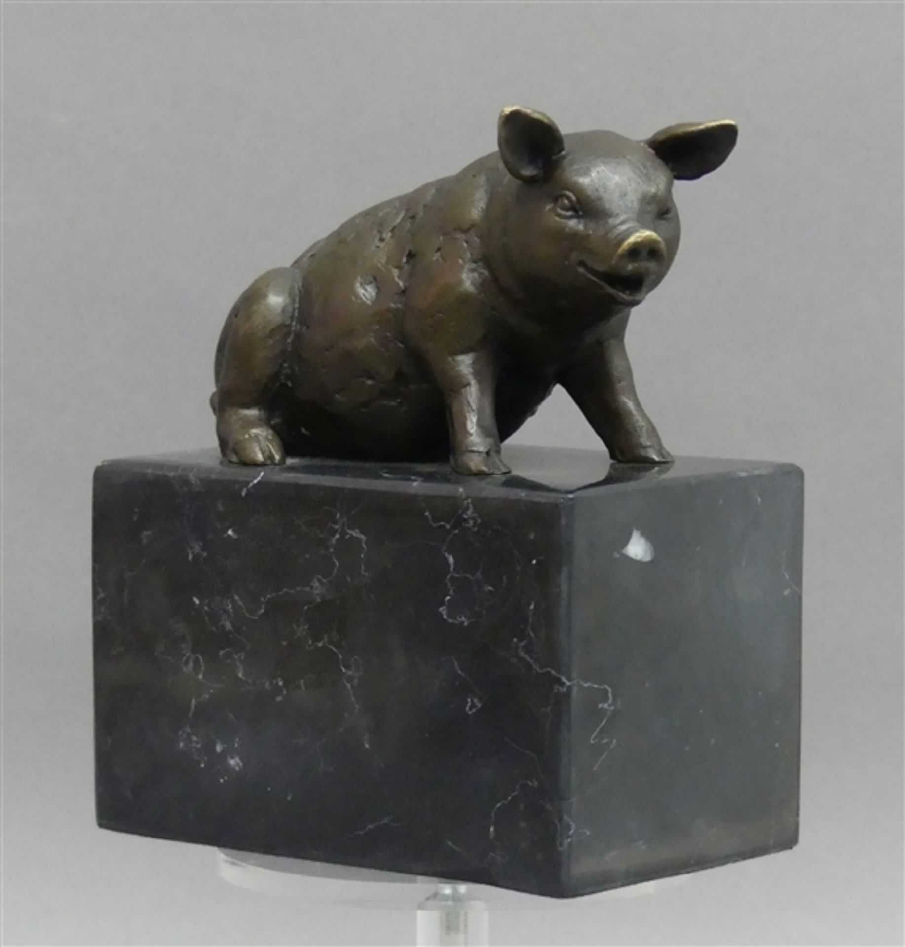 Bronzeskulptur sitzendes Schwein, neuzeitlich, auf Marmorsockel, h gesamt 15 cm,