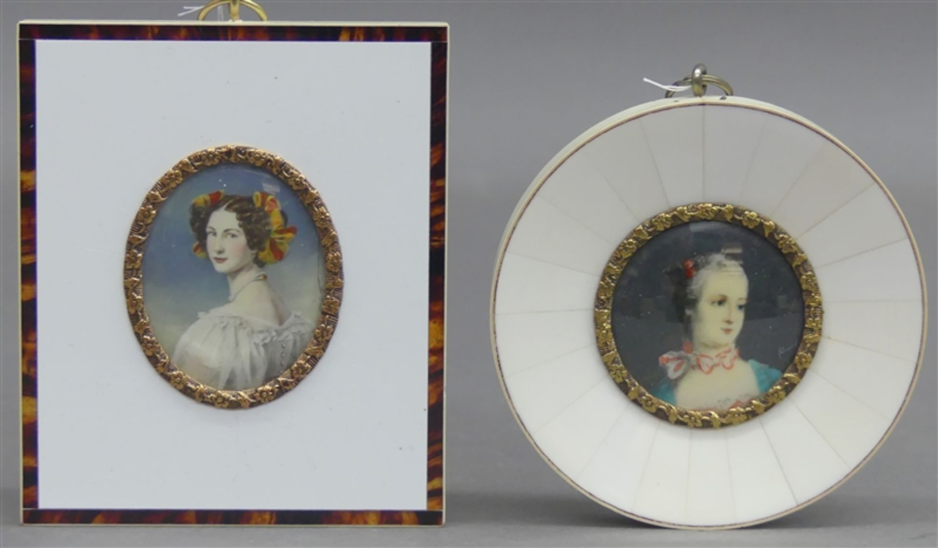 Paar Miniaturen auf Elfenbein gemalt, "Madame Pompadur" und "Auguste Strobel", rund und oval, im