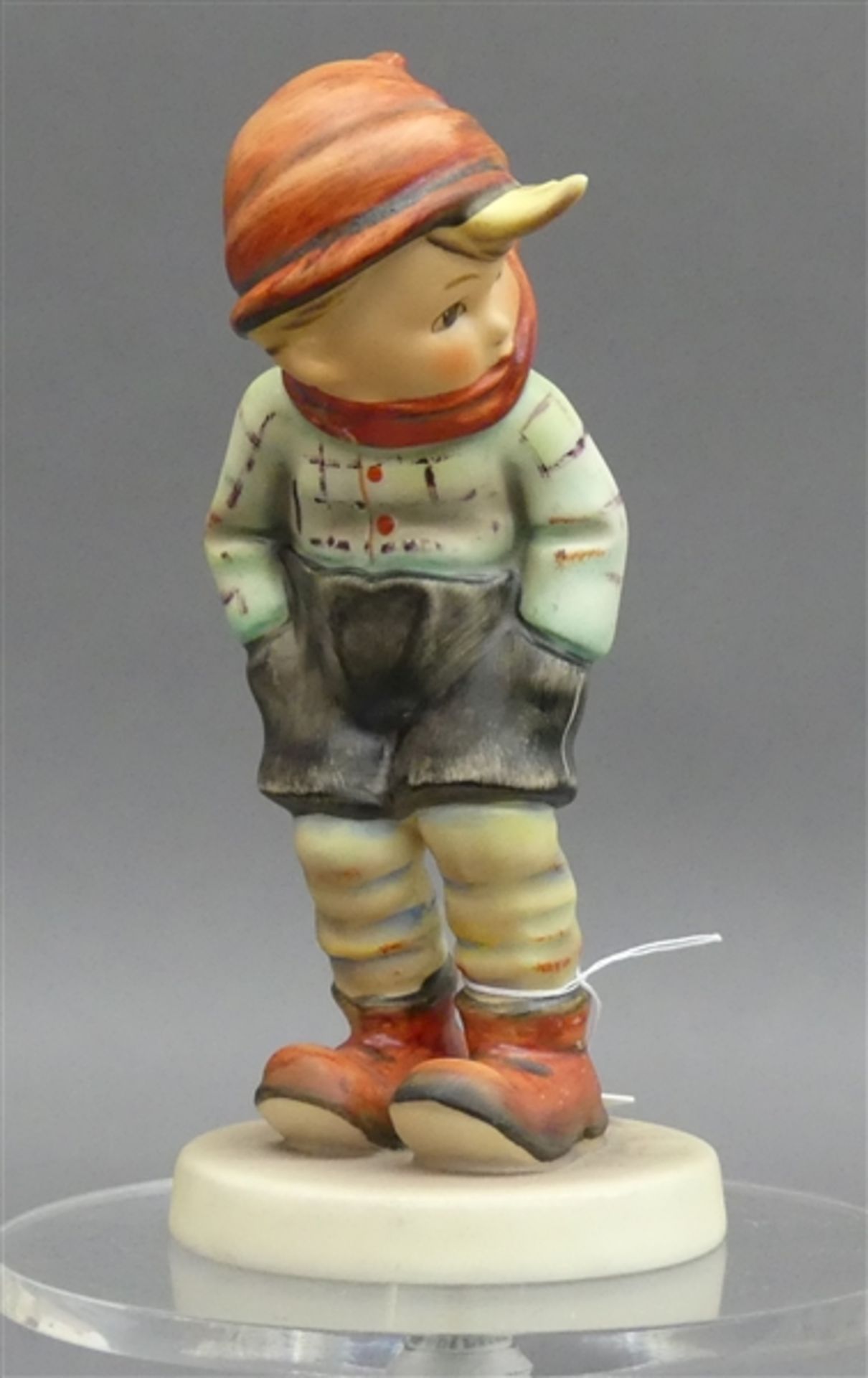 Hummelfigur Nr. 43 "Lausbub", von 1935, mit Schal und Mütze, Bodenmarke Goebel, h 13 cm,