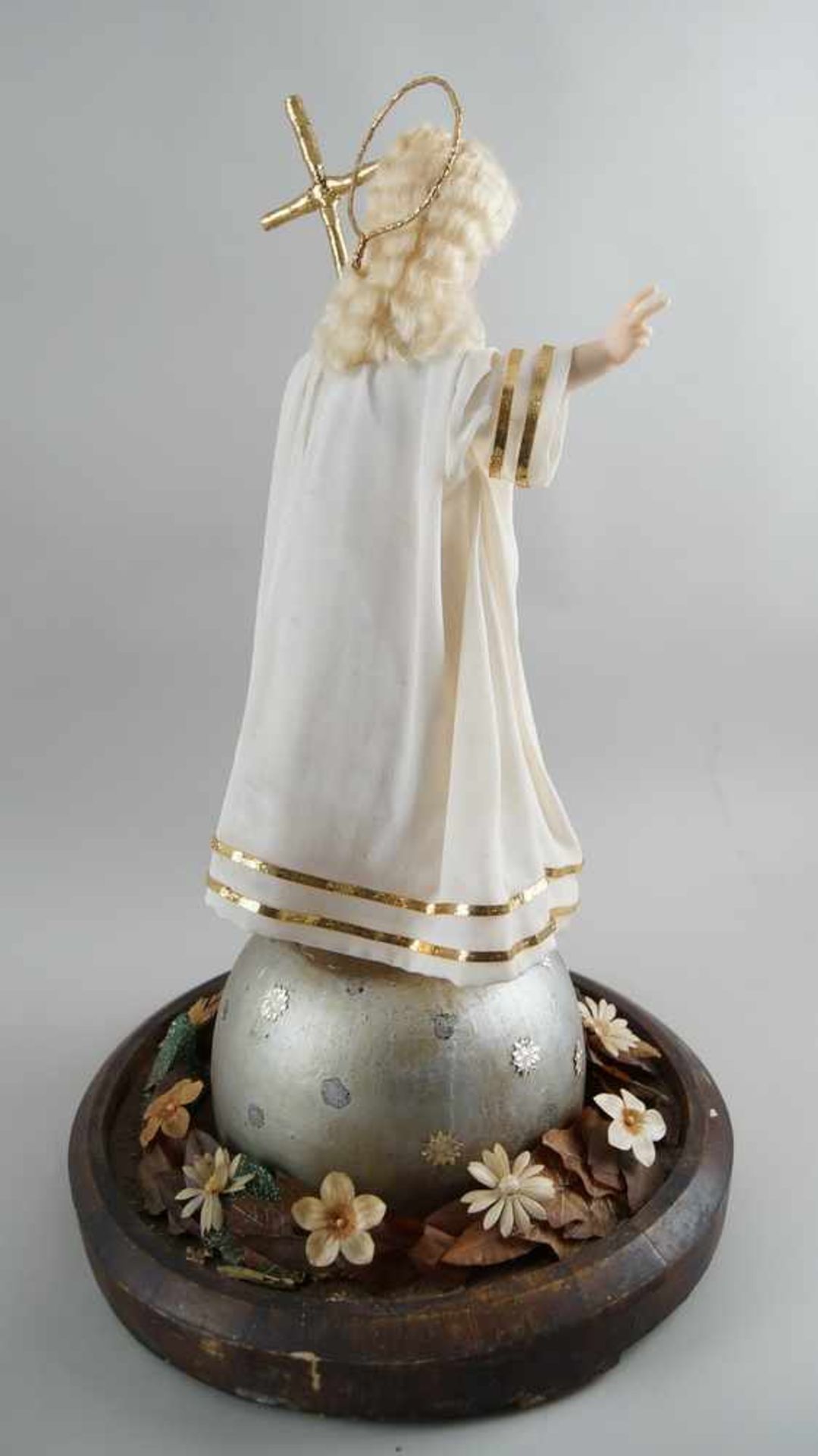 Monumentaler Glasschrein / Glassturz mit Jesuskind aus Wachs und prunkvollem Gewand, H 78 - Bild 7 aus 8