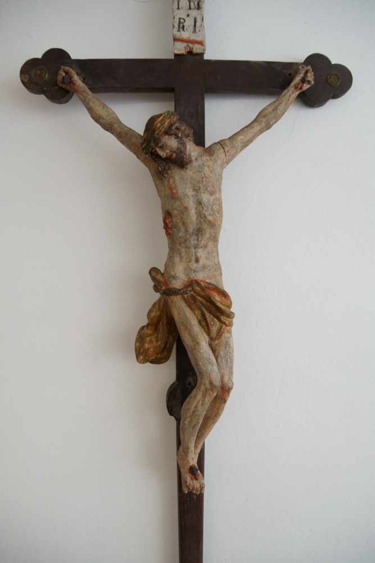 Vortragekreuz / Kruzifix mit Korpus Christi, Holz geschnitzt und gefasst, Altersspuren, - Bild 2 aus 4