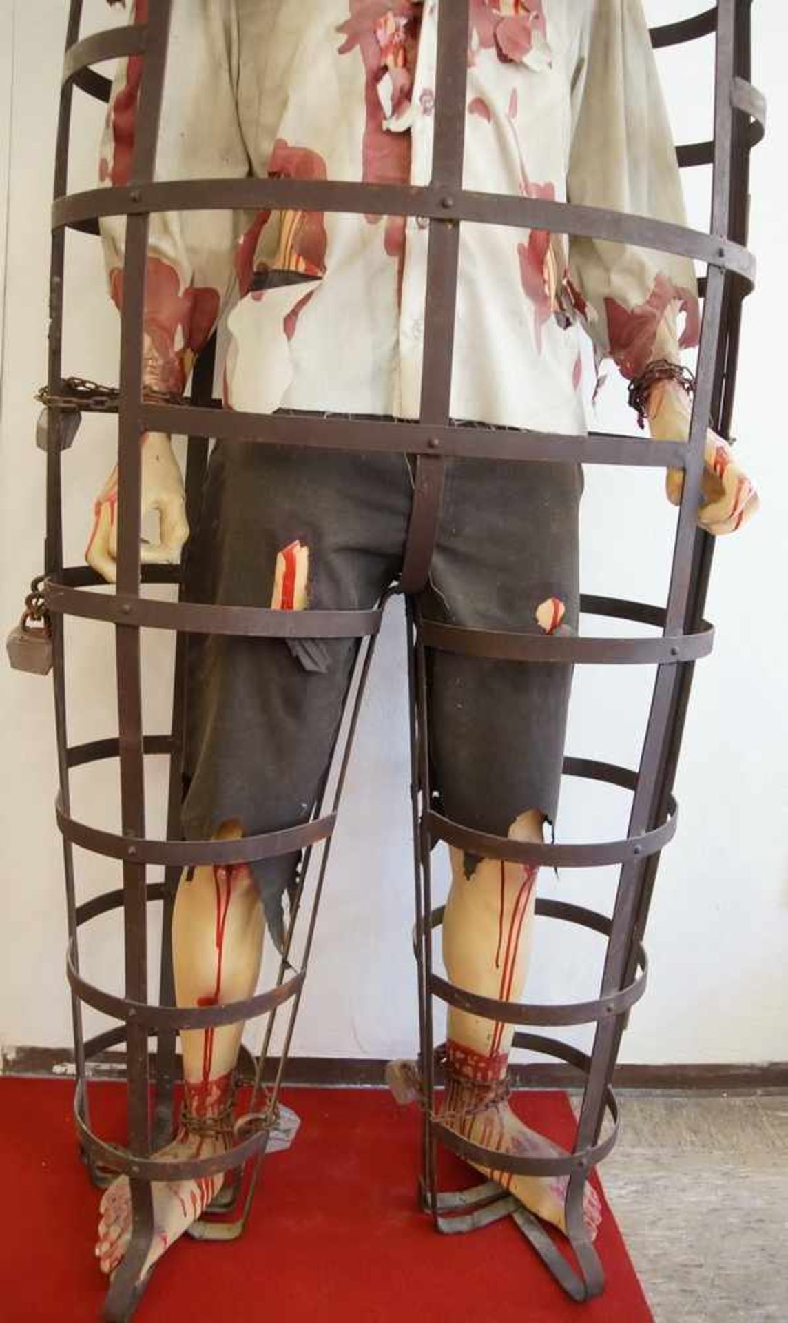 Lebensgrosser Folterkäfig im Manier des Mittelalters, Metall, mit Skulptur aus Kunststoff< - Bild 4 aus 7