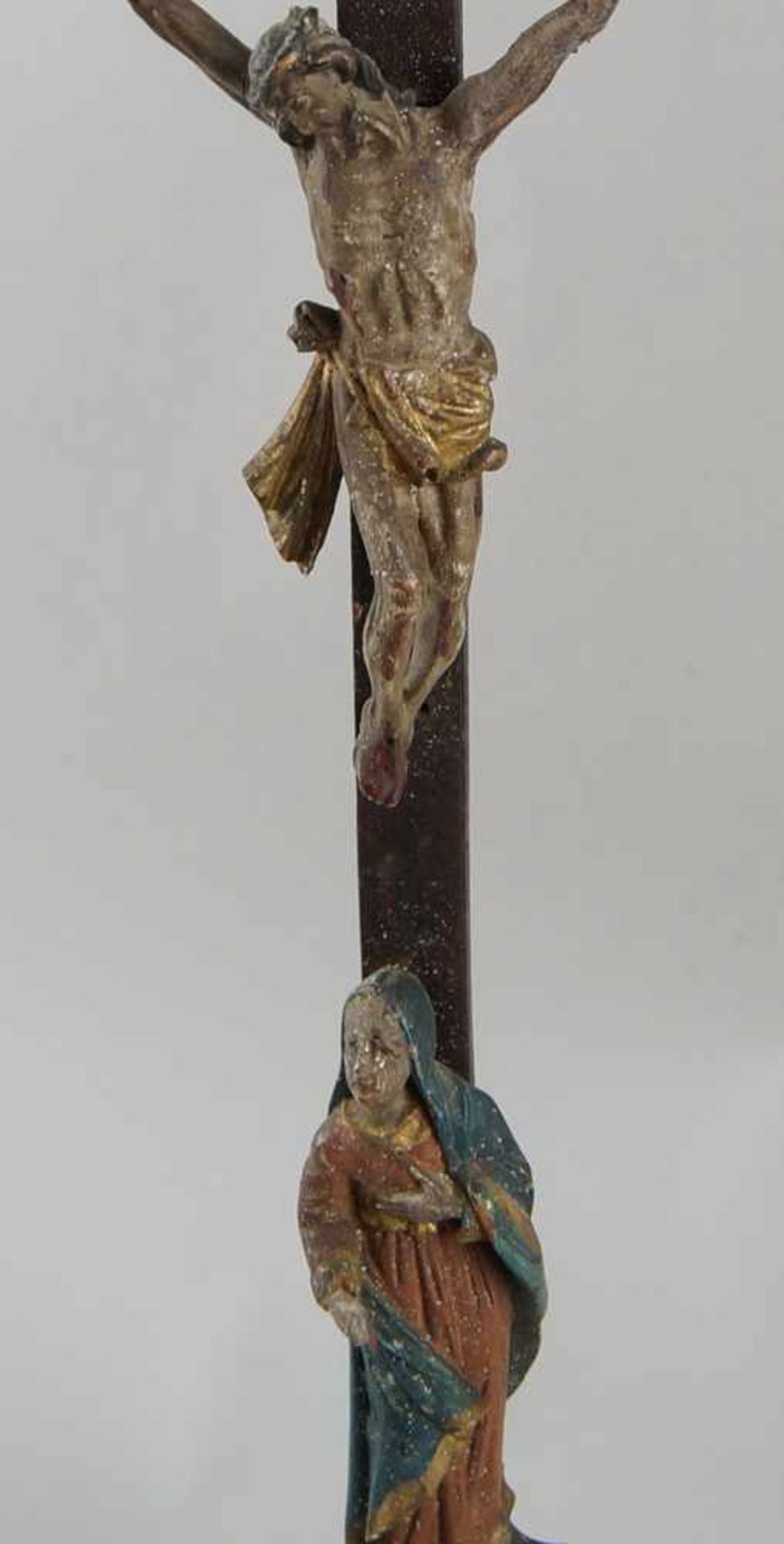 Stand-Kruzifix mit Korpus Christi und Assistenzfigur, Holz geschnitzt und gefasst, ~ 1850, - Bild 4 aus 7