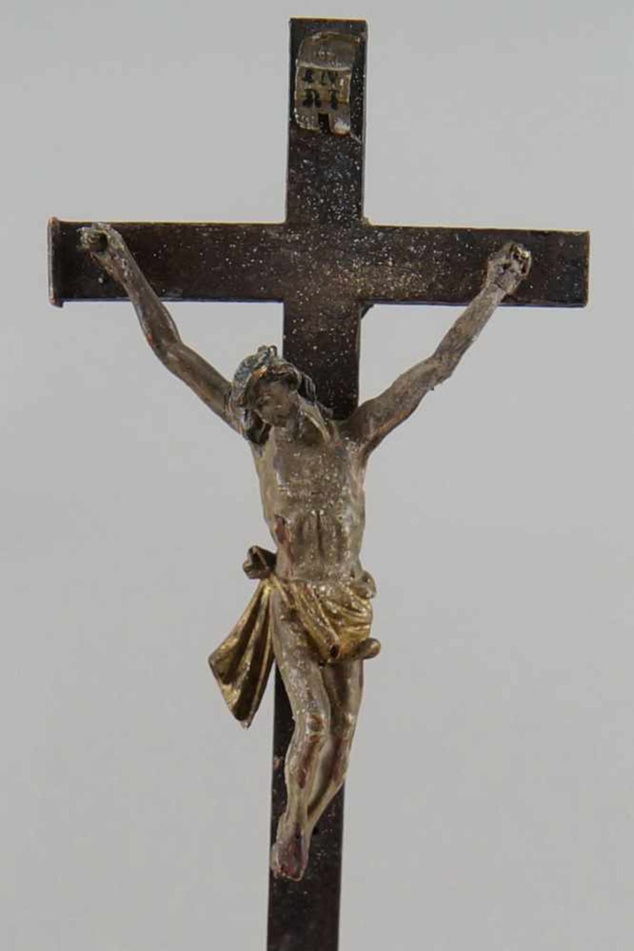 Stand-Kruzifix mit Korpus Christi und Assistenzfigur, Holz geschnitzt und gefasst, ~ 1850, - Bild 3 aus 7