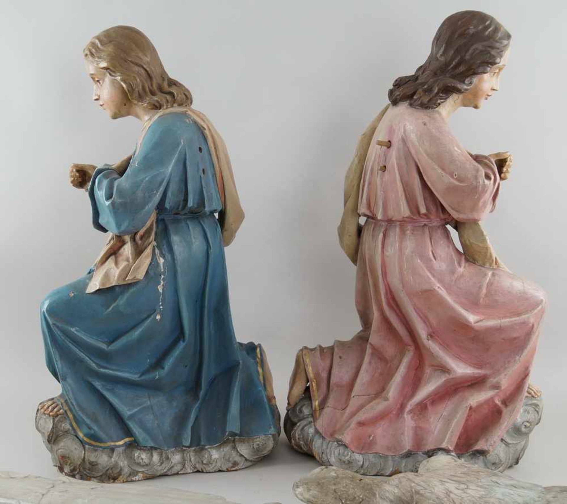 Zwei kniende Engel mit Flügel, 18. JH, Holz geschnitzt und gefasst, rest.-bed., H je 73cm - Bild 13 aus 15