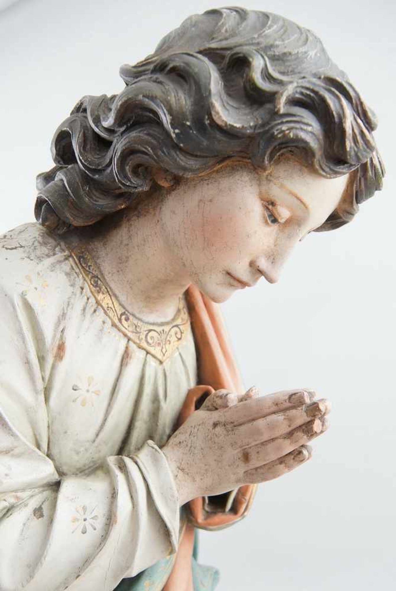 Knieender, betender Engel, Holz geschnitzt und gefasst, 19. JH, Altersspuren, 75x90x31cm - Bild 3 aus 14