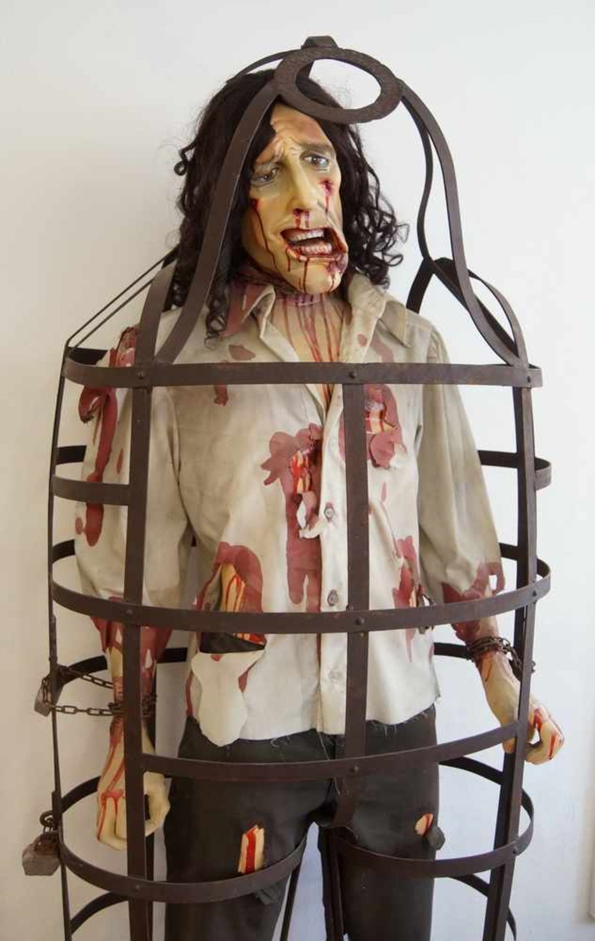 Lebensgrosser Folterkäfig im Manier des Mittelalters, Metall, mit Skulptur aus Kunststoff< - Bild 3 aus 7