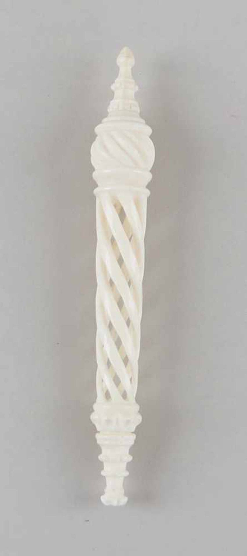 Fein geschnitzter Nadelhalter aus Elfenbein, 19. JH, L 13,5cm - Bild 2 aus 4