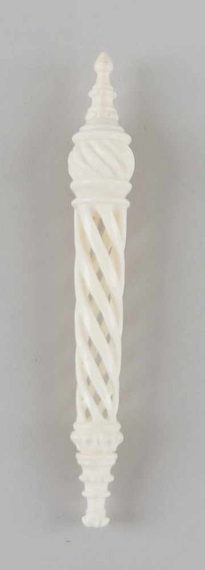 Fein geschnitzter Nadelhalter aus Elfenbein, 19. JH, L 13,5cm