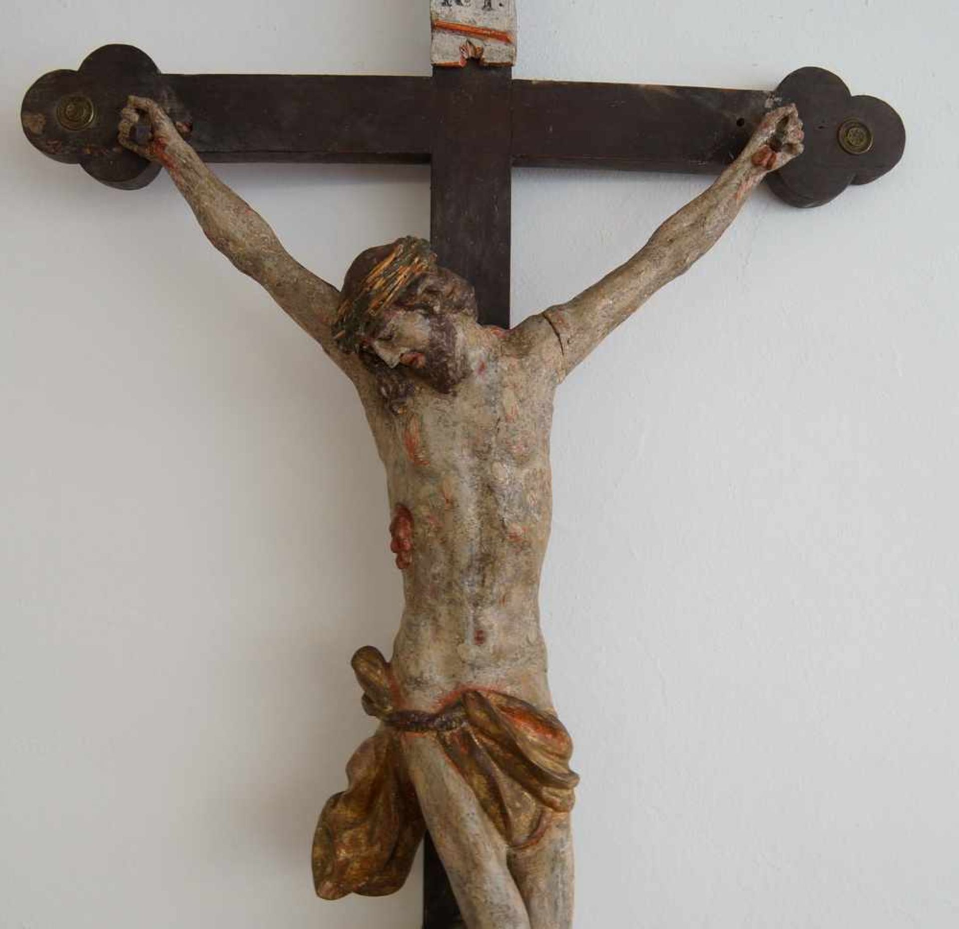 Vortragekreuz / Kruzifix mit Korpus Christi, Holz geschnitzt und gefasst, Altersspuren, - Bild 4 aus 4