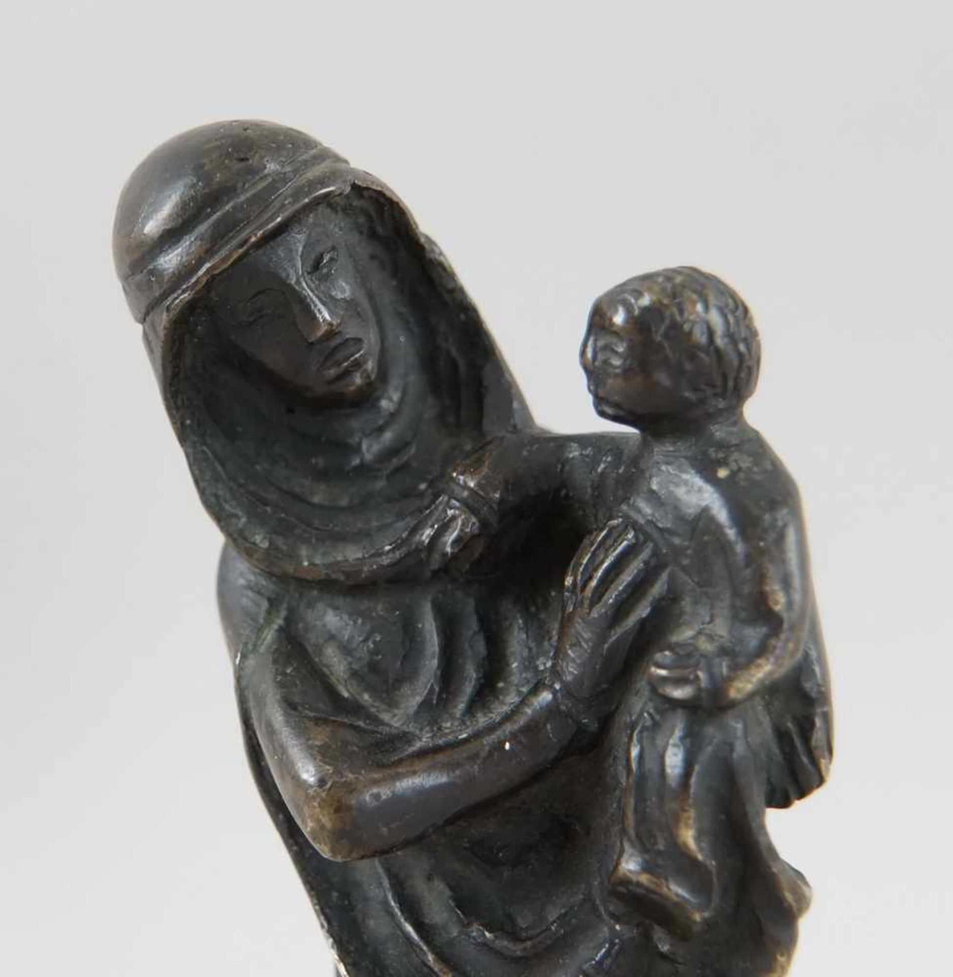 Gotische Skulptur einer Madonna mit Kind, Bronze, wohl um 1500, H 17,5 cm - Bild 2 aus 8