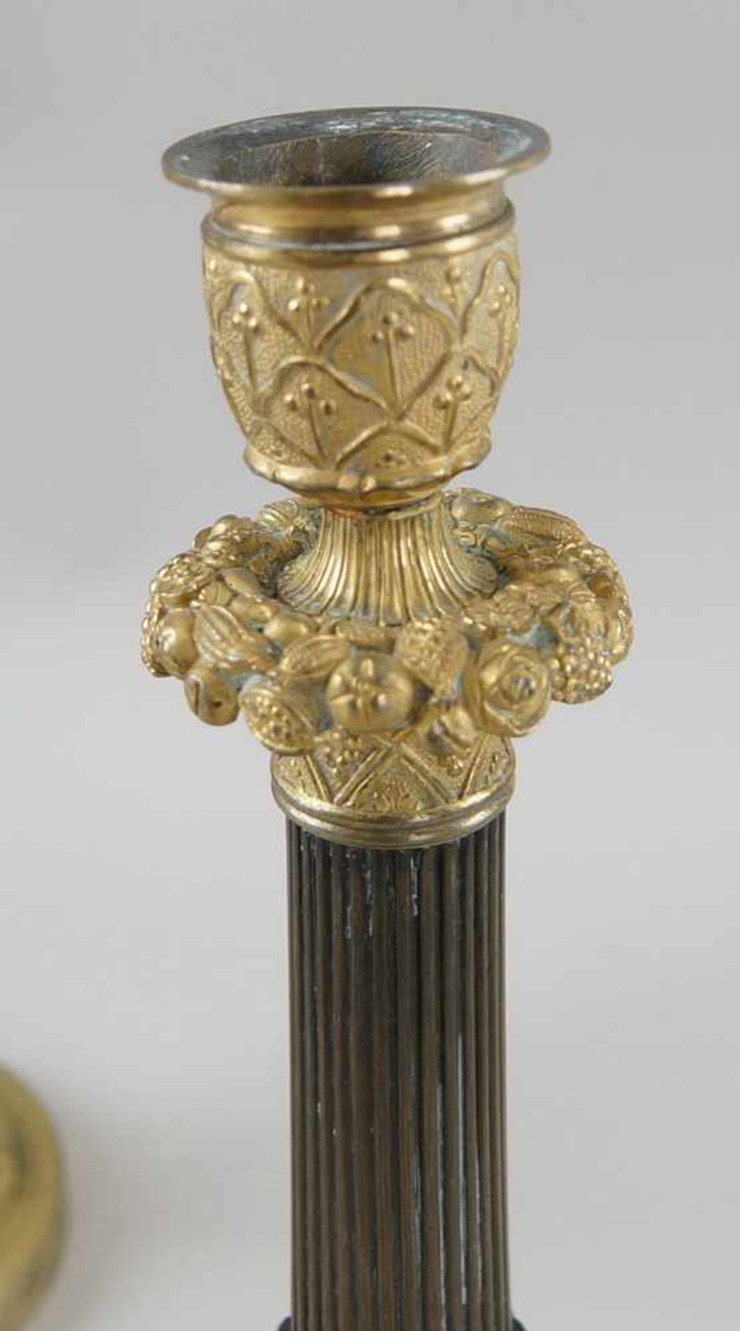 Paar prunkvolle Tafelleuchter / Kerzenleuchter, Bronze/Messing, fein gearbeitet, 18. JH, H - Bild 9 aus 10