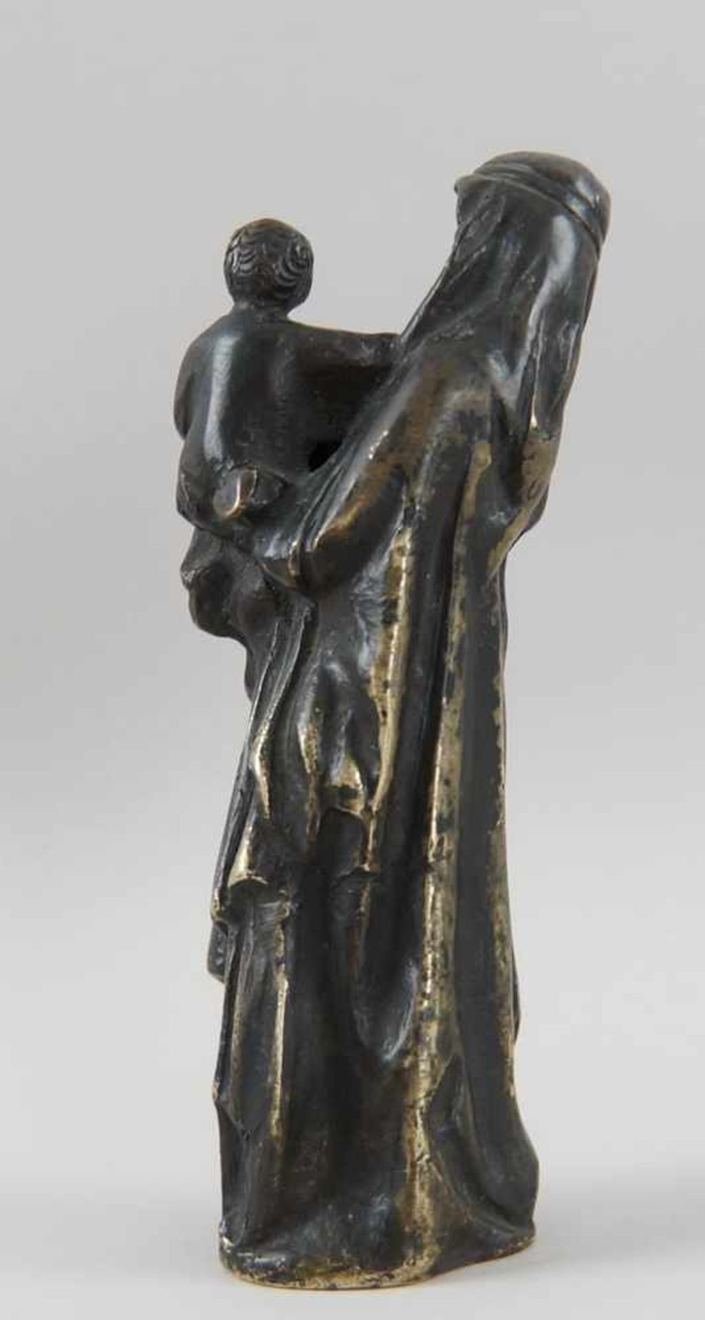 Gotische Skulptur einer Madonna mit Kind, Bronze, wohl um 1500, H 17,5 cm - Bild 6 aus 8