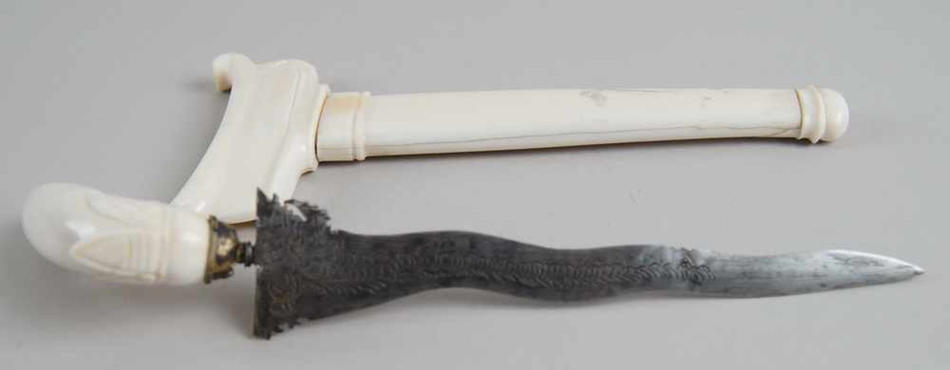 Orientalischer Dolch mit Kris - Klinge, Griff und Scheide aus Elfenbein, rest., 19. JH, - Bild 3 aus 11