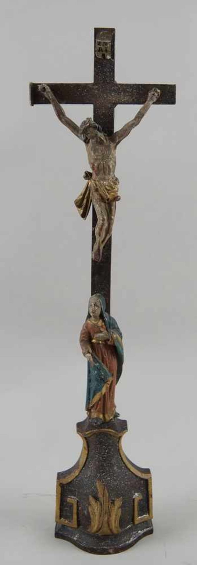 Stand-Kruzifix mit Korpus Christi und Assistenzfigur, Holz geschnitzt und gefasst, ~ 1850,