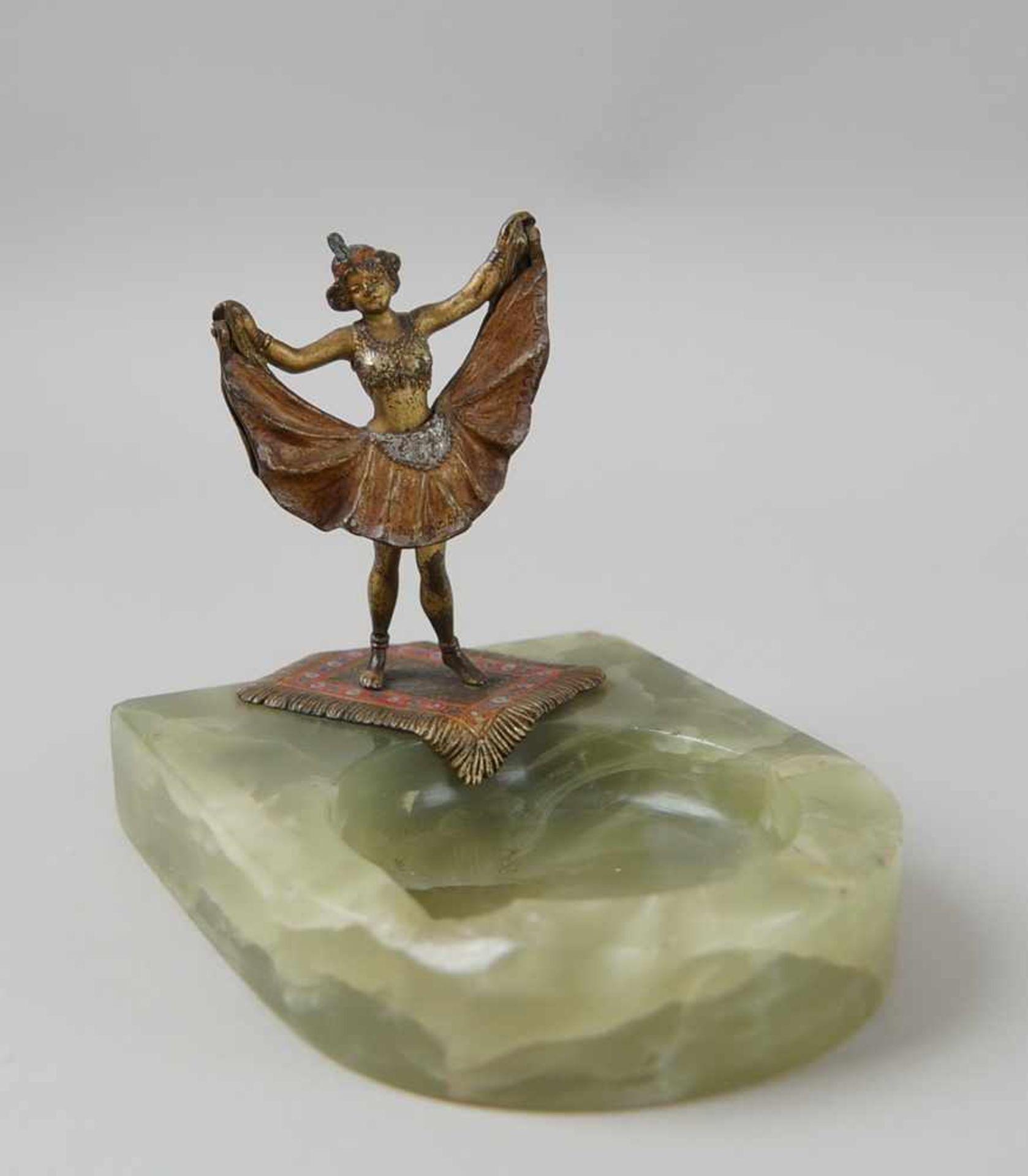 Wiener Bronze, tanzendes orientalisches Mädchen, Rock zum hochklappen, mit Onyxschale<