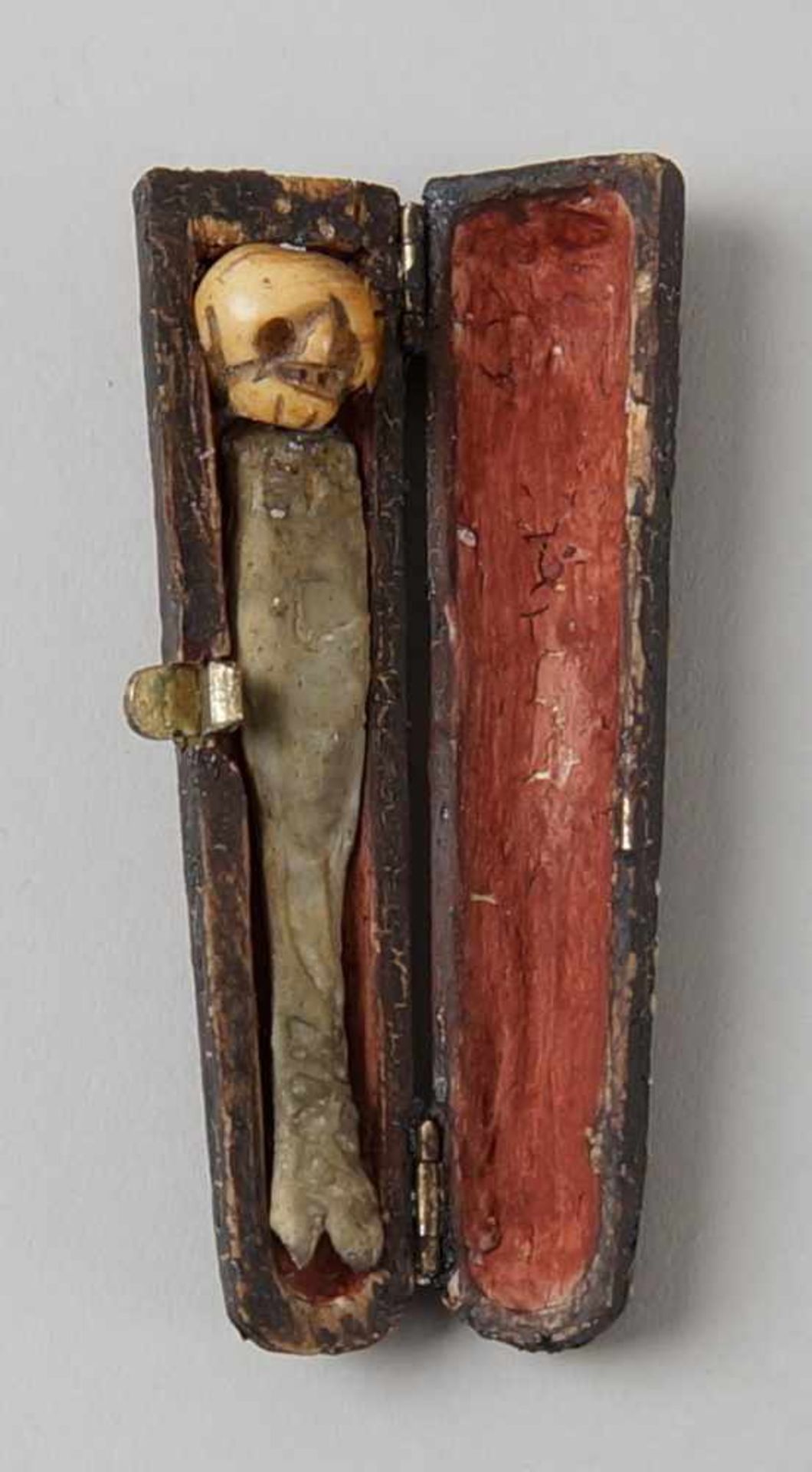 Zartes Reisetödlein aus Holz zum aufklappen, L 8,5 cm - Bild 5 aus 5