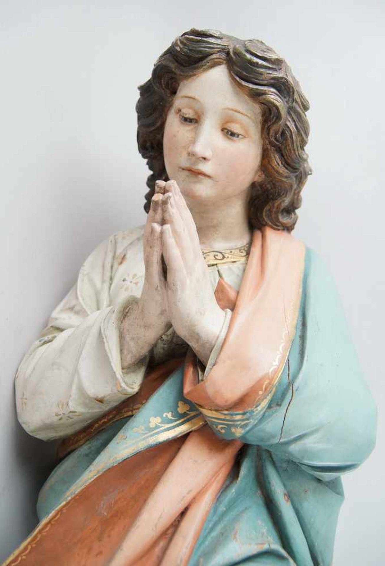Knieender, betender Engel, Holz geschnitzt und gefasst, 19. JH, Altersspuren, 75x90x31cm - Bild 11 aus 14