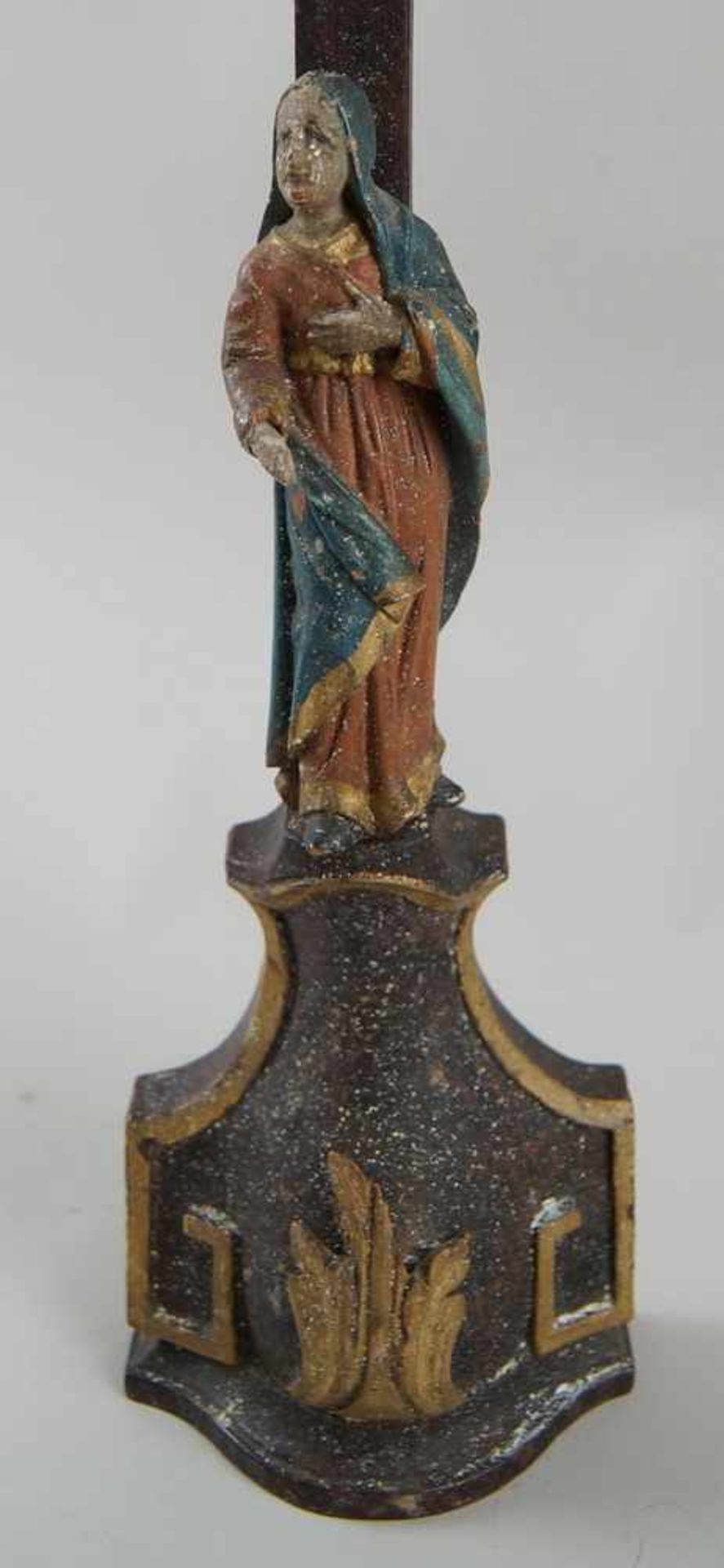 Stand-Kruzifix mit Korpus Christi und Assistenzfigur, Holz geschnitzt und gefasst, ~ 1850, - Bild 5 aus 7