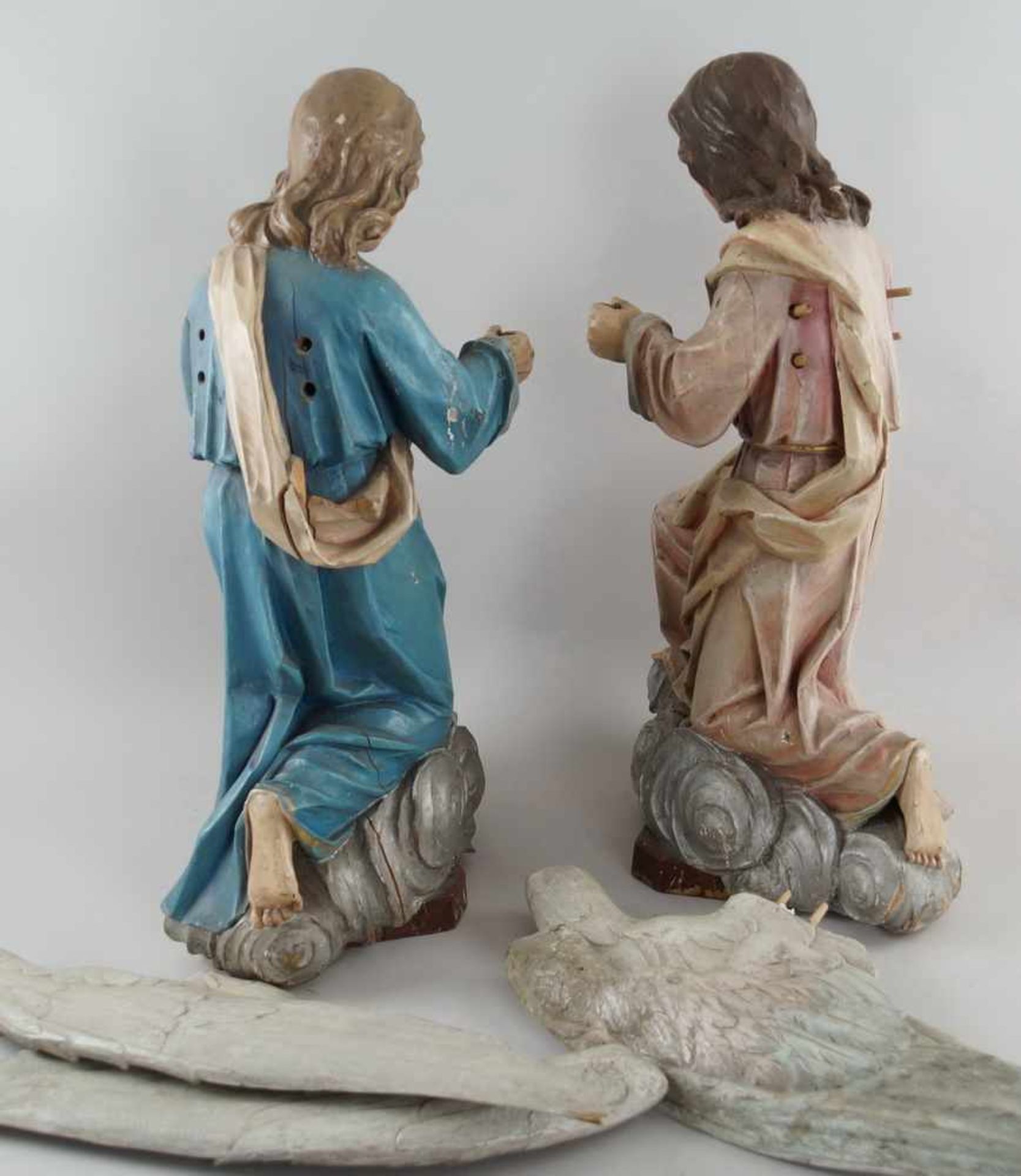 Zwei kniende Engel mit Flügel, 18. JH, Holz geschnitzt und gefasst, rest.-bed., H je 73cm - Bild 14 aus 15