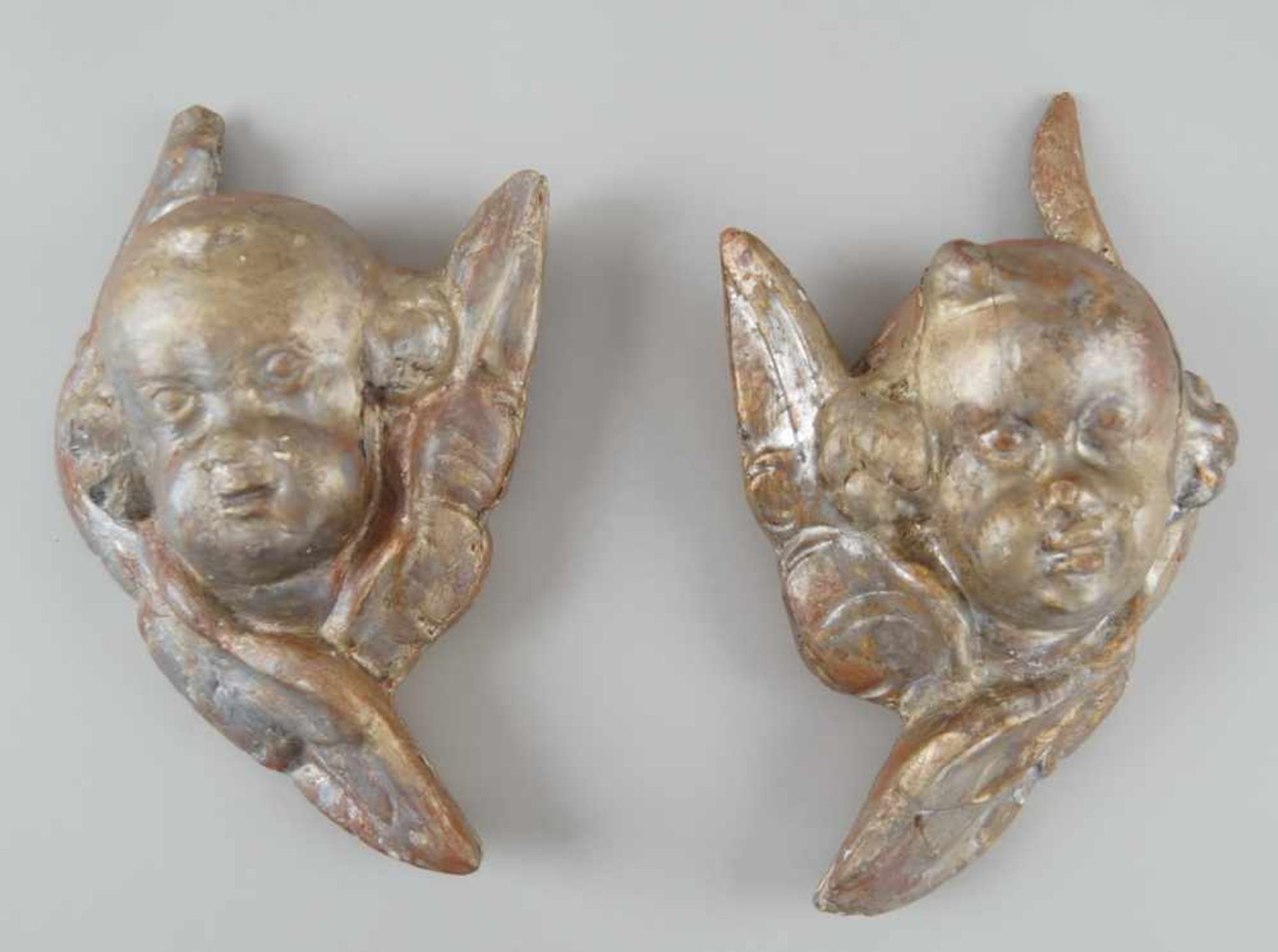Paar Barock-Engelsköpfe mit Flügel, Holz geschnitzt und gefasst, 18. JH, Altersspuren, H<b - Bild 2 aus 6
