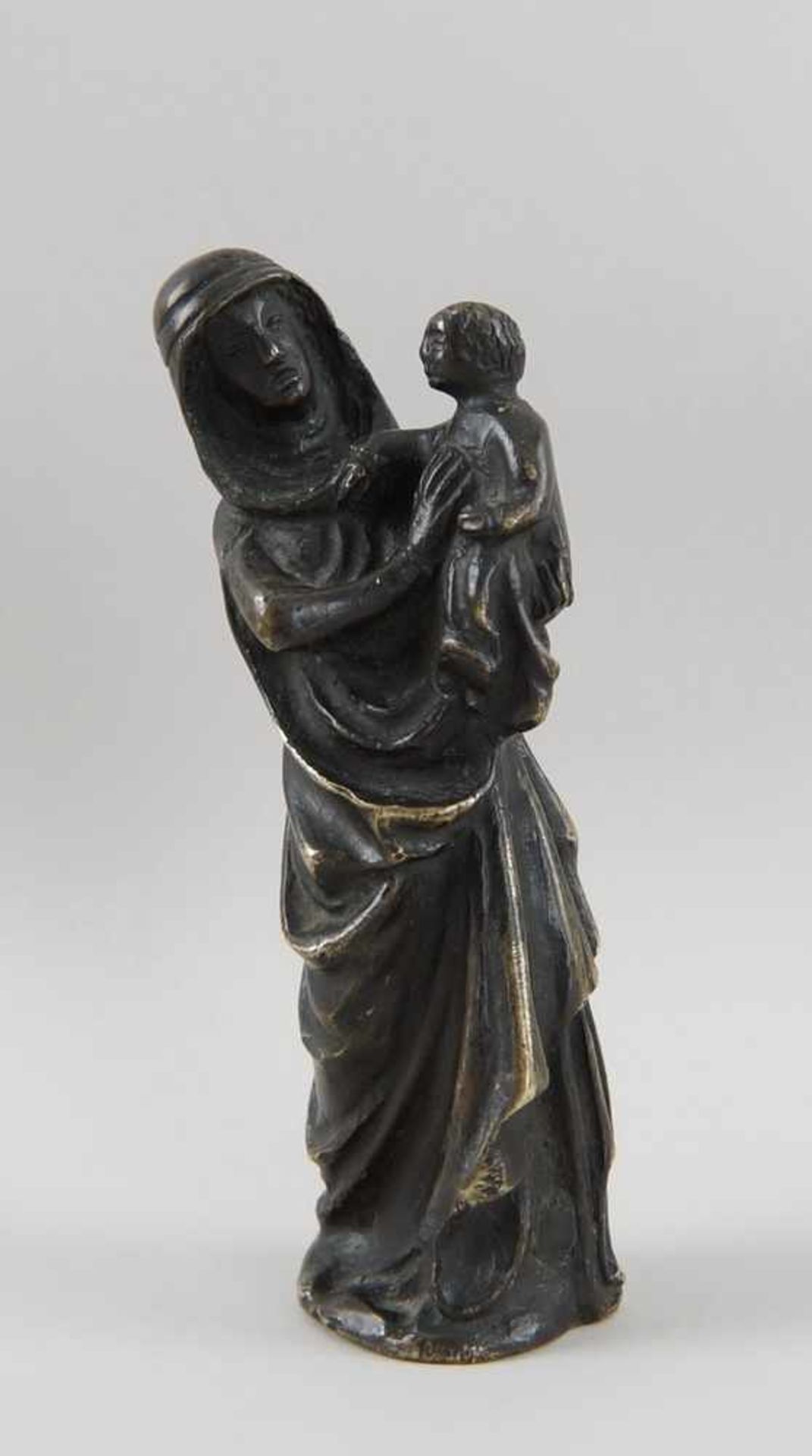 Gotische Skulptur einer Madonna mit Kind, Bronze, wohl um 1500, H 17,5 cm