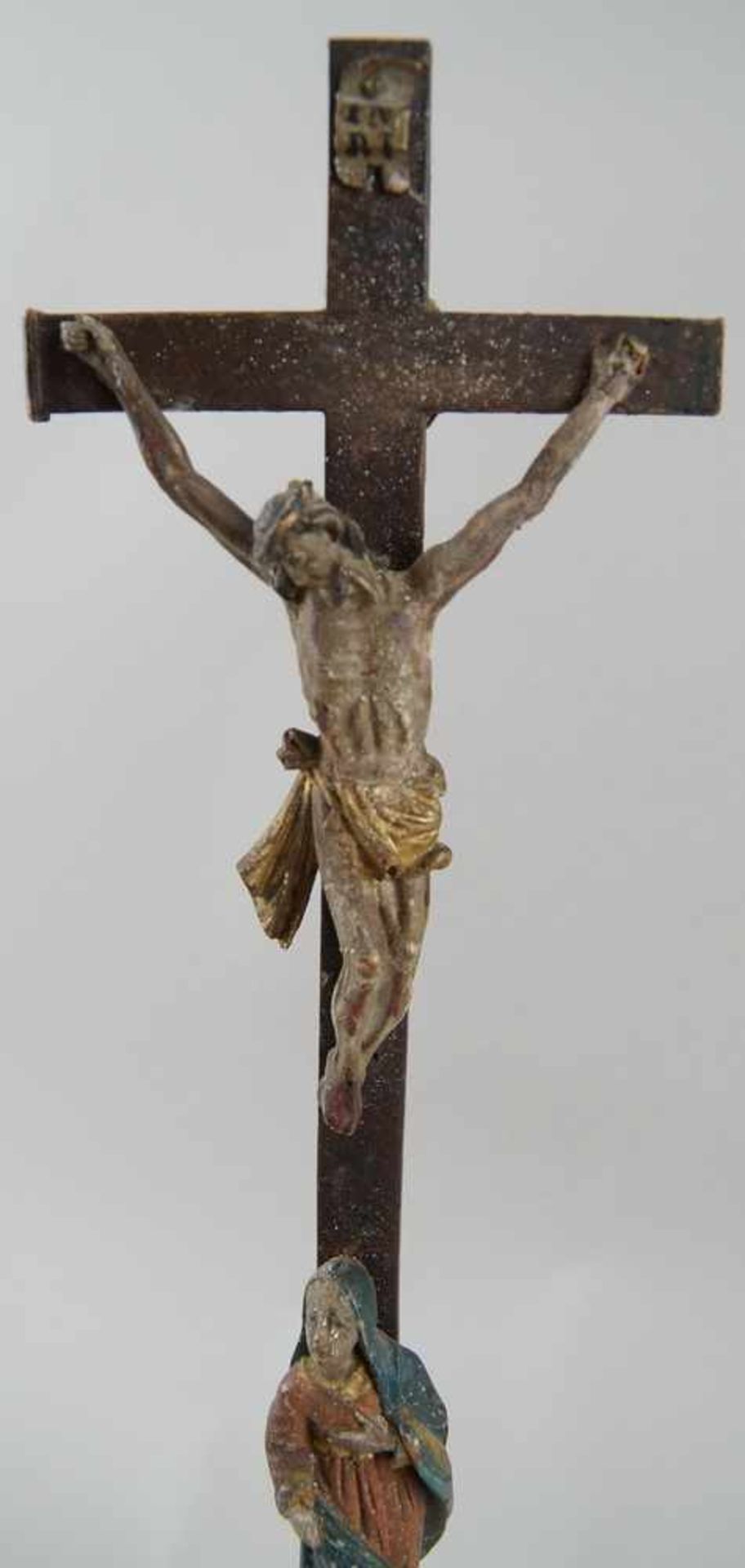 Stand-Kruzifix mit Korpus Christi und Assistenzfigur, Holz geschnitzt und gefasst, ~ 1850, - Bild 6 aus 7