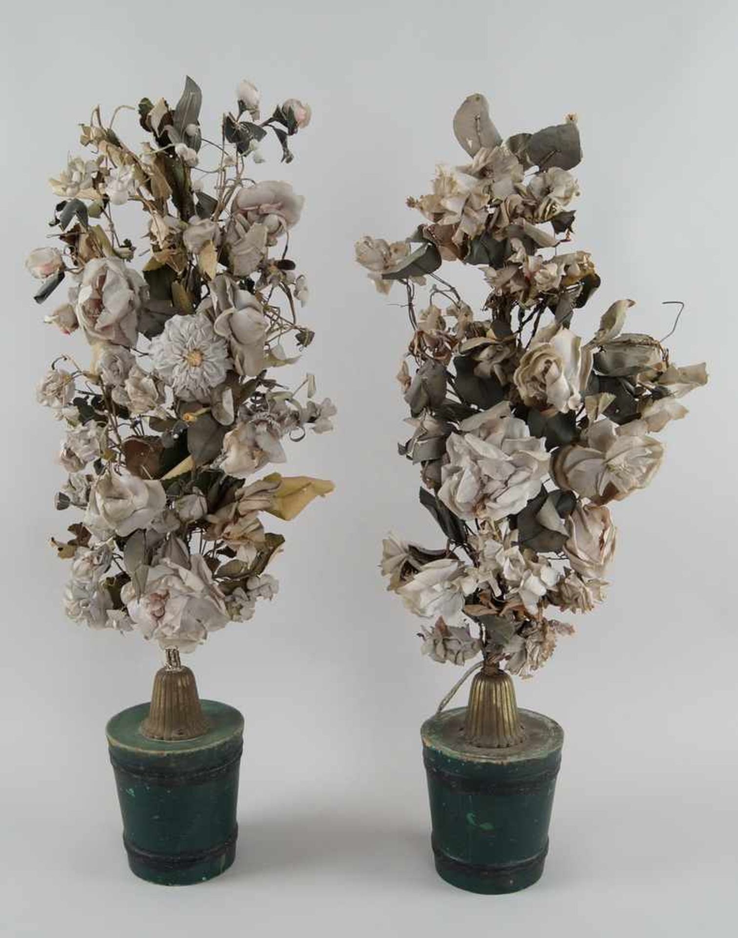 Paar Maivasen, Holz geschnitzt und gefasst, mit Messingmontierung, Seidenblumen, - Bild 2 aus 6