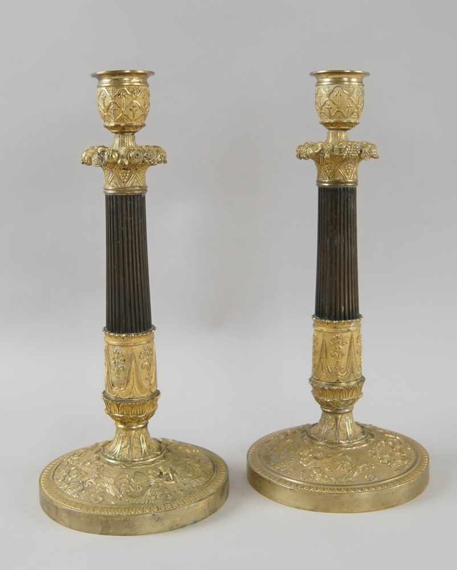 Paar prunkvolle Tafelleuchter / Kerzenleuchter, Bronze/Messing, fein gearbeitet, 18. JH, H