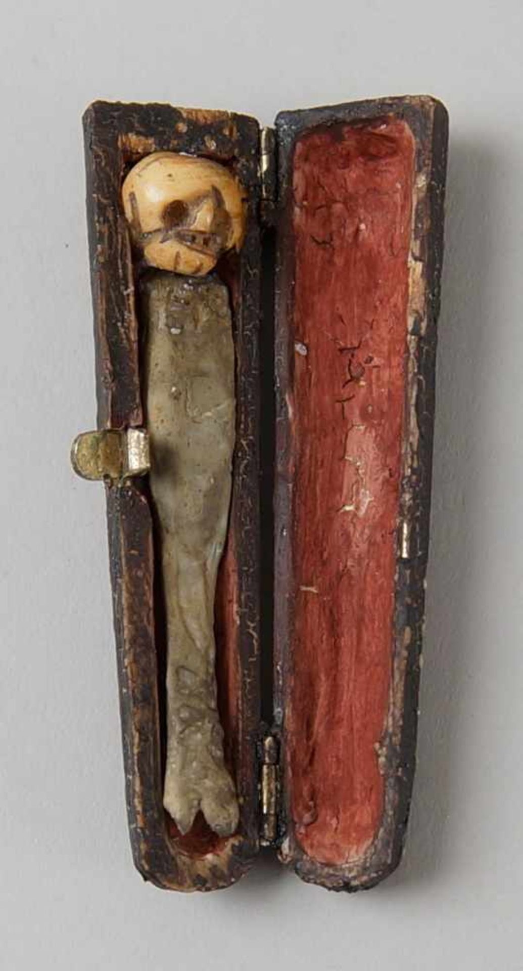Zartes Reisetödlein aus Holz zum aufklappen, L 8,5 cm