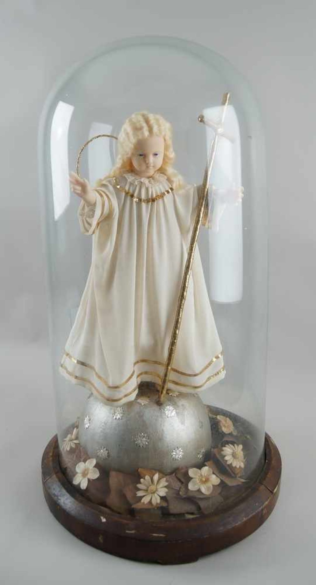 Monumentaler Glasschrein / Glassturz mit Jesuskind aus Wachs und prunkvollem Gewand, H 78