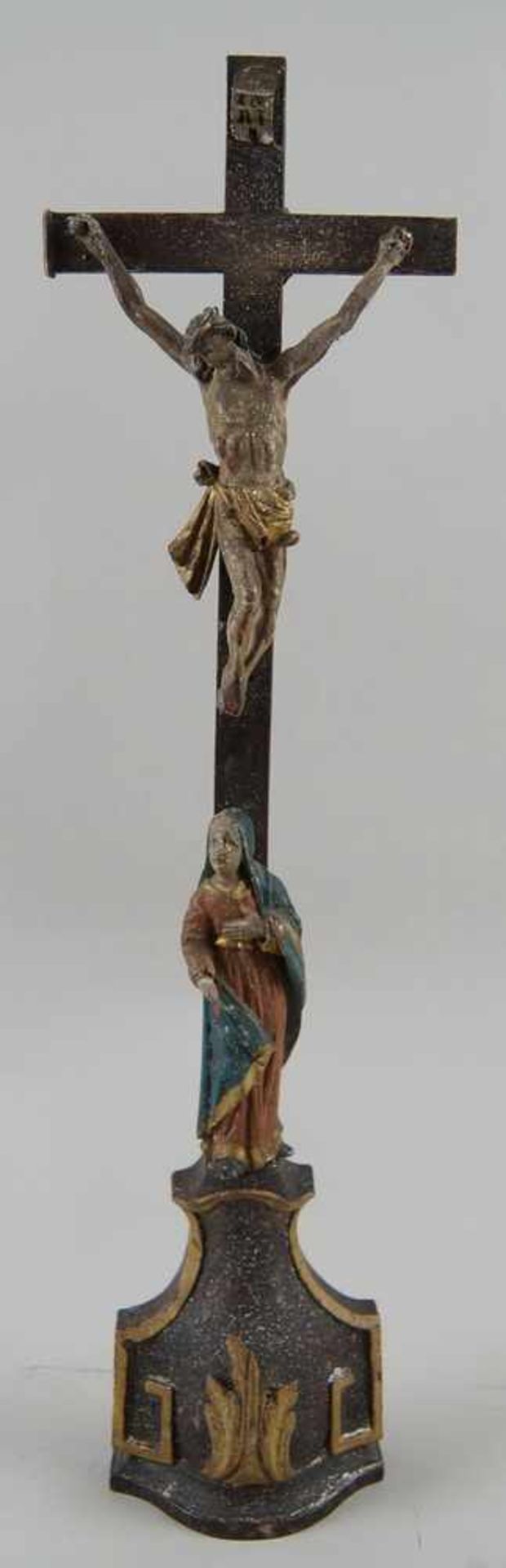 Stand-Kruzifix mit Korpus Christi und Assistenzfigur, Holz geschnitzt und gefasst, ~ 1850, - Bild 2 aus 7