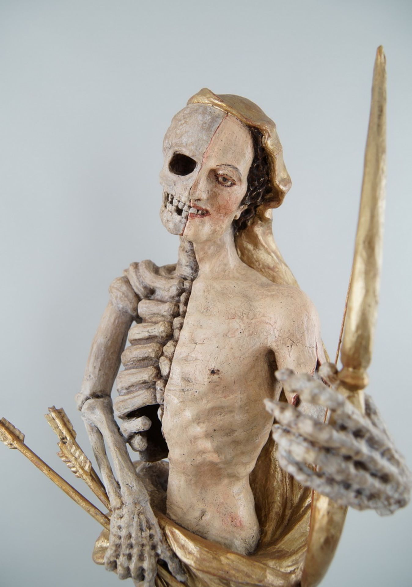 Memento Mori Skulptur mit Pfeil und Bogen, stehende, skelettierte Figur in Holz geschnitzt - Bild 6 aus 10